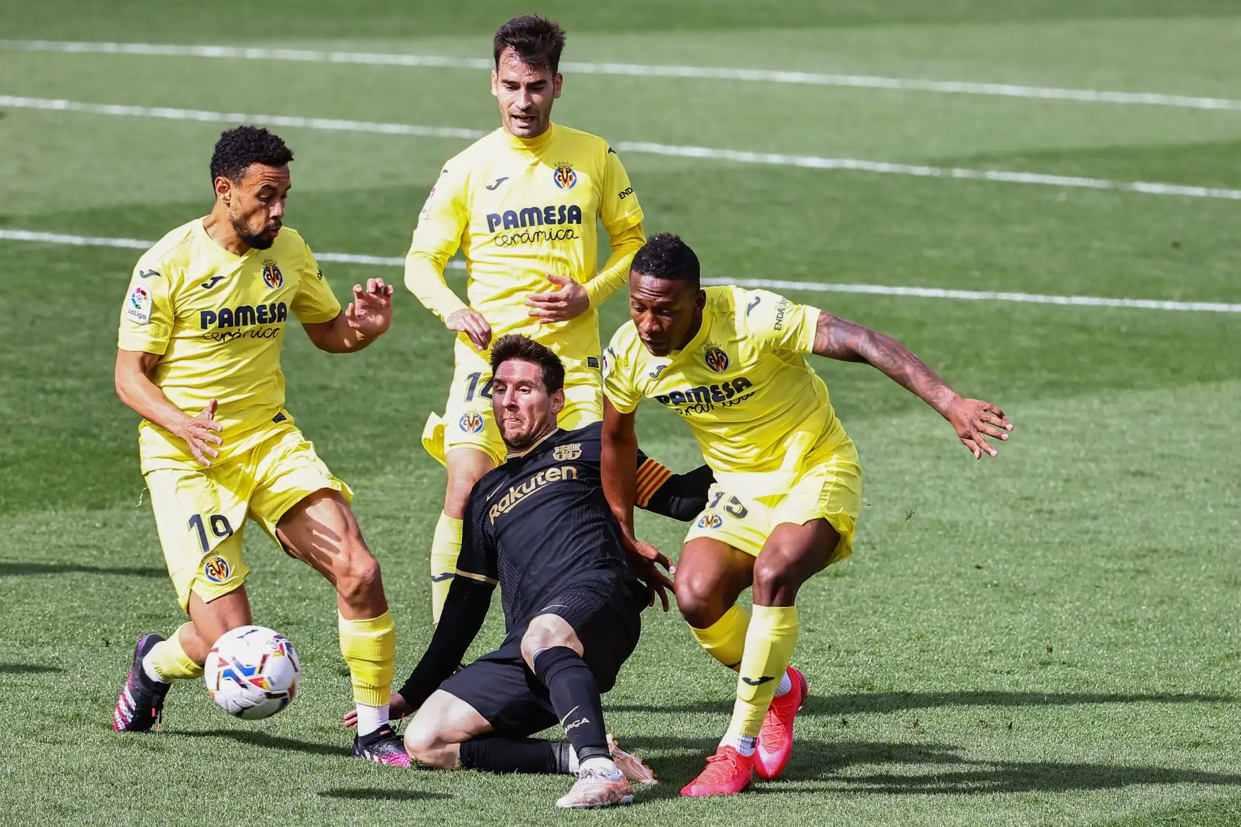 El centrocampista francés del Villarreal Francis Coquelin, el delantero español del Villarreal Daniel Raba y el defensa ecuatoriano del Villarreal Pervis Estupinan desafían al delantero argentino del Barcelona Lionel Messi (C) durante el partido de fútbol de la Liga española entre el Villarreal CF y el FC Barcelona.
Foto: AFP