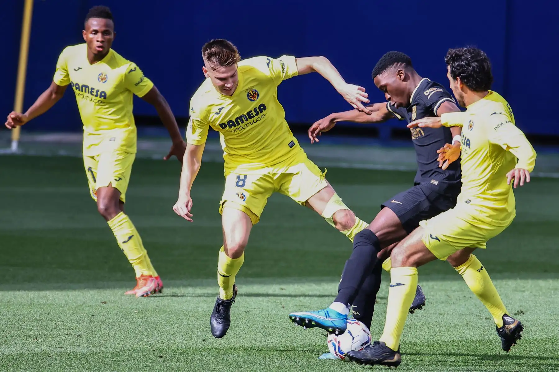 El defensor argentino del Villarreal Juan Foyth  y el centrocampista español del Villarreal Daniel Parejo desafían al centrocampista español del Barcelona Ilaix Moriba  durante el partido de fútbol de la Liga española entre el Villarreal CF y el FC Barcelona.
Foto: AFP