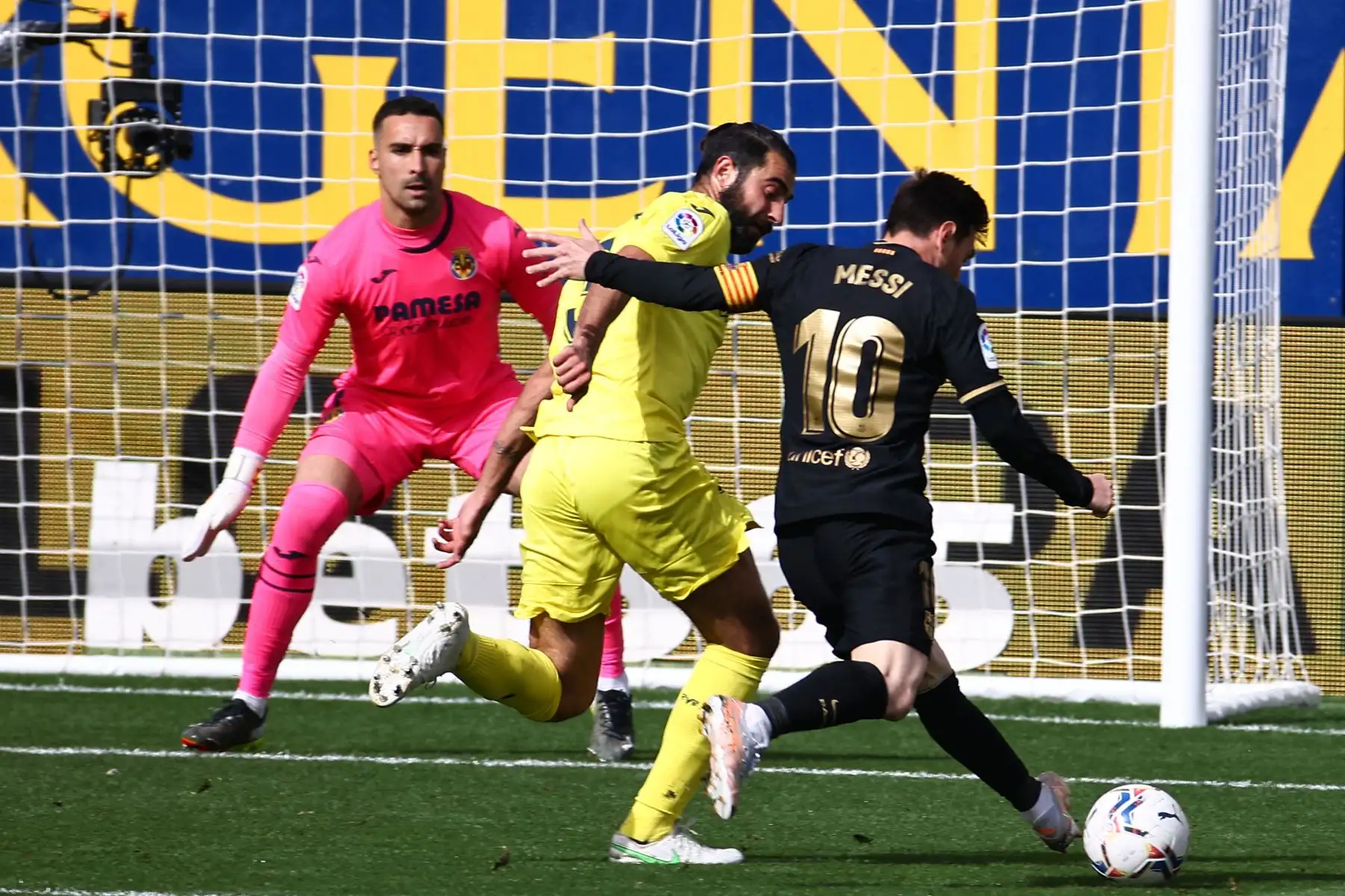 El delantero argentino del Barcelona Lionel Messi  desafía al defensor español del Villarreal Raúl Albiol y al portero español del Villarreal Sergio Asenjo durante el partido de fútbol de la Liga española entre el Villarreal CF y el FC Barcelona.
Foto: AFP