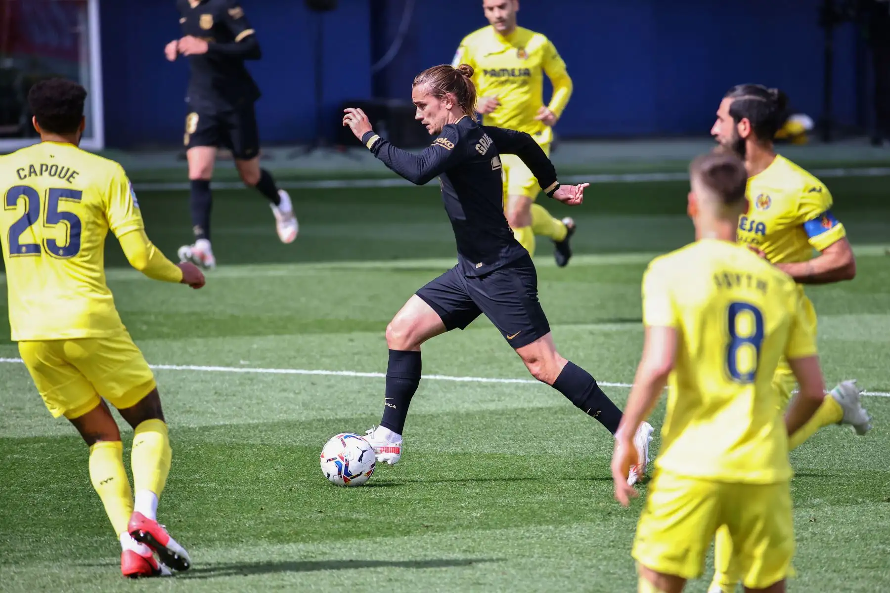 El centrocampista francés del Barcelona Antoine Griezmann  corre con el balón durante el partido de fútbol de la Liga española entre el Villarreal CF y el FC Barcelona.
Foto: AFP