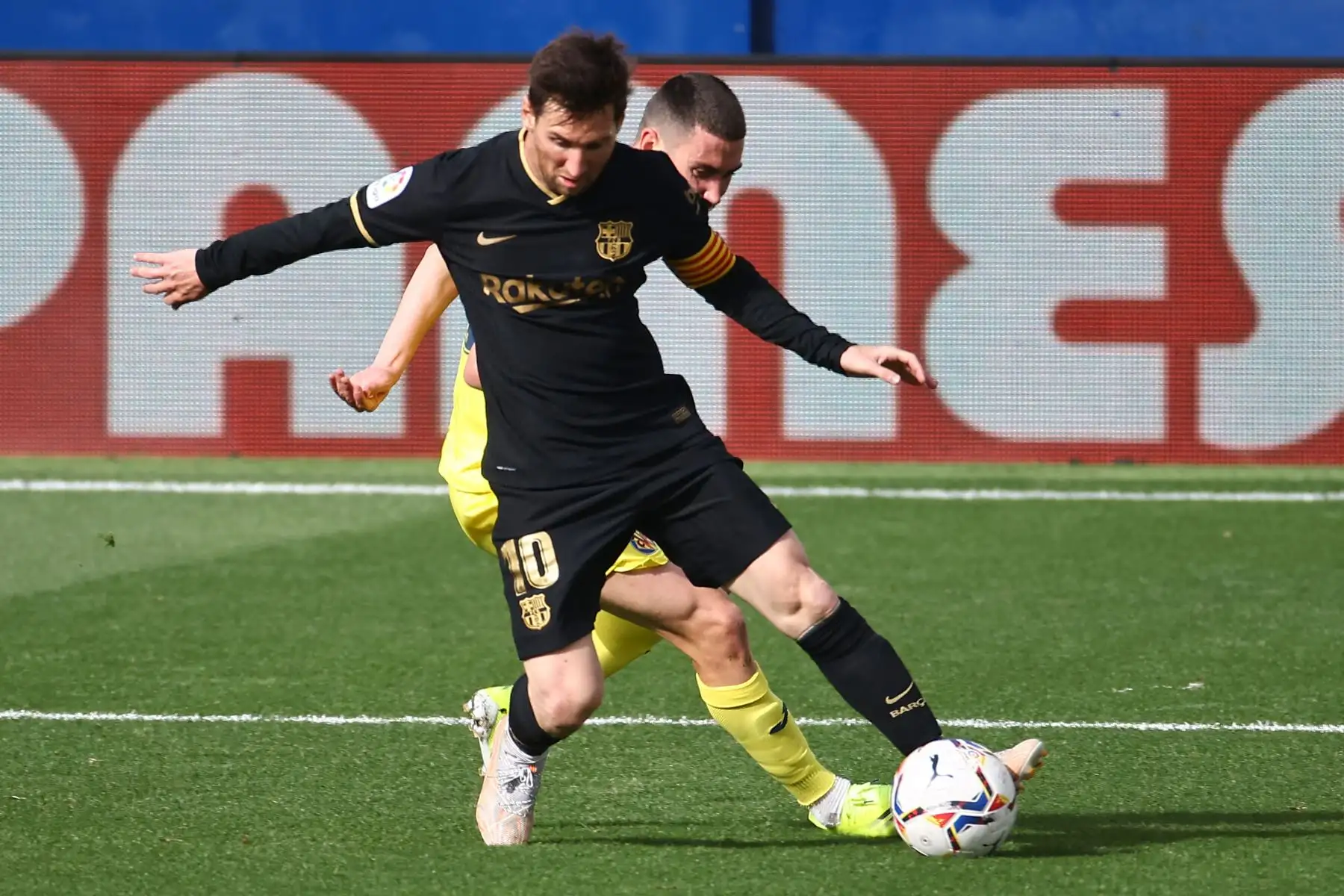 El centrocampista español del Villarreal Moisés Gómez desafía al delantero argentino del Barcelona Lionel Messi durante el partido de fútbol de la Liga española entre el Villarreal CF y el FC Barcelona.
Foto: AFP