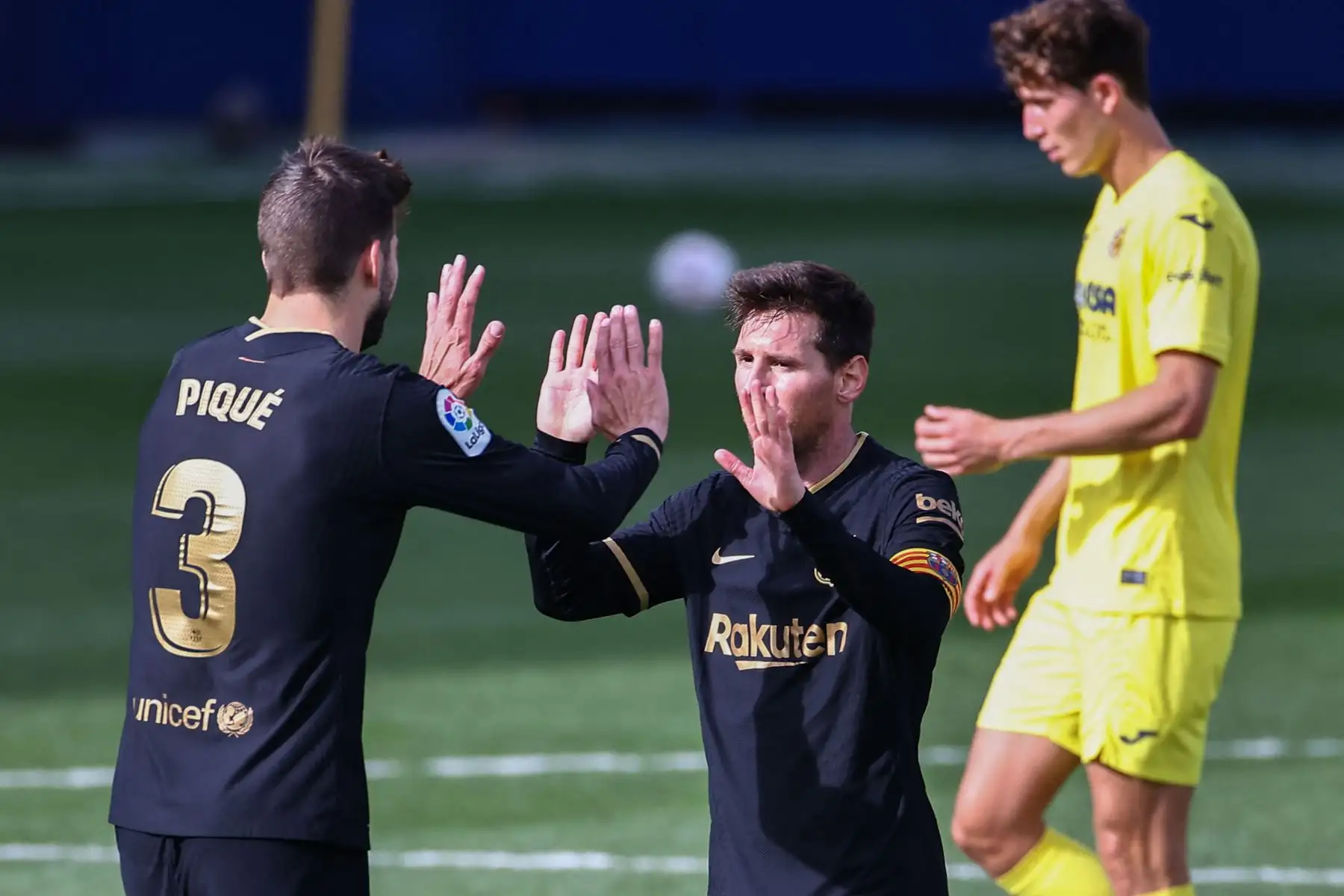 El delantero argentino del Barcelona Lionel Messi saluda al defensa español del Barcelona Gerard Piqué al final del partido de la Liga española entre el Villarreal CF y el FC Barcelona.
Foto: AFP