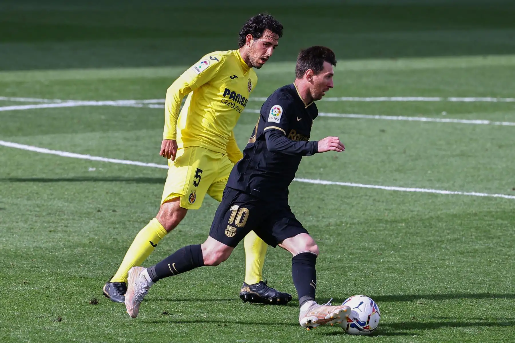 El centrocampista español del Villarreal Daniel Parejo  desafía al delantero argentino del Barcelona Lionel Messi durante el partido de fútbol de la Liga española entre el Villarreal CF y el FC Barcelona.
Foto: AFP