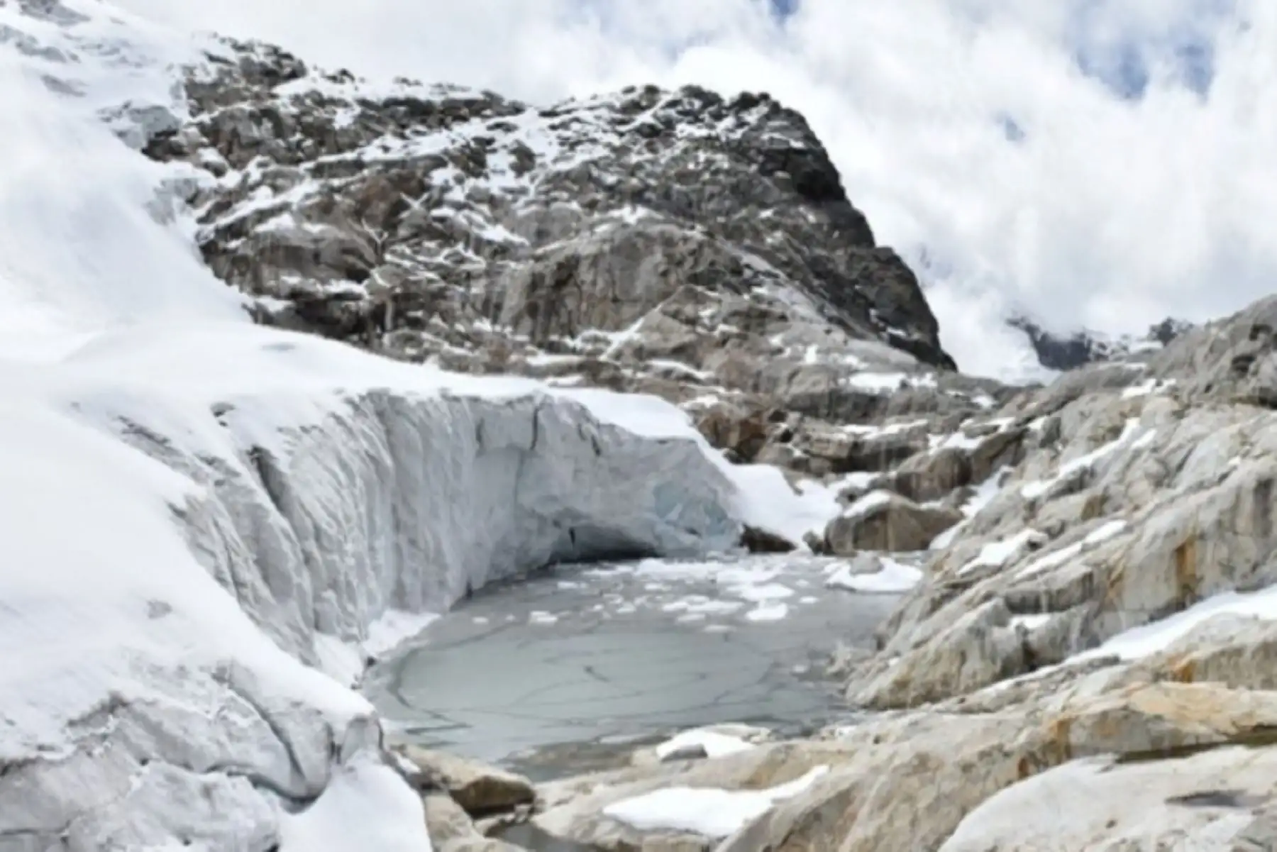 Según los hallazgos, estas nuevas formaciones drenan sus aguas hacia la quebrada de Llaca, atravesando la carretera de acceso a la laguna del mismo nombre.
