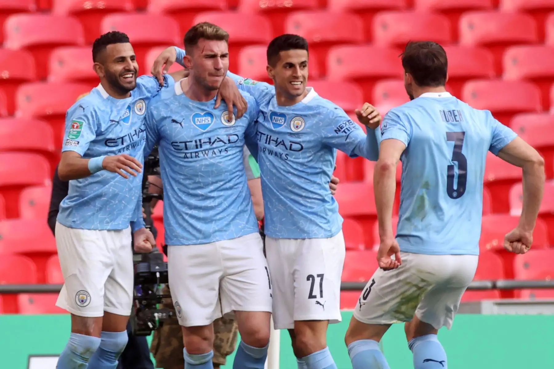 El defensor francés del Manchester City Aymeric Laporte celebra anotar el primer gol de su equipo con el centrocampista argelino del Manchester City Riyad Mahrez  El defensor portugués del Manchester City Joao Cancelo y el defensor portugués del Manchester City Ruben Dias  celebran durante la Copa de la Liga inglesa partido de fútbol final entre Manchester
Foto: AFP