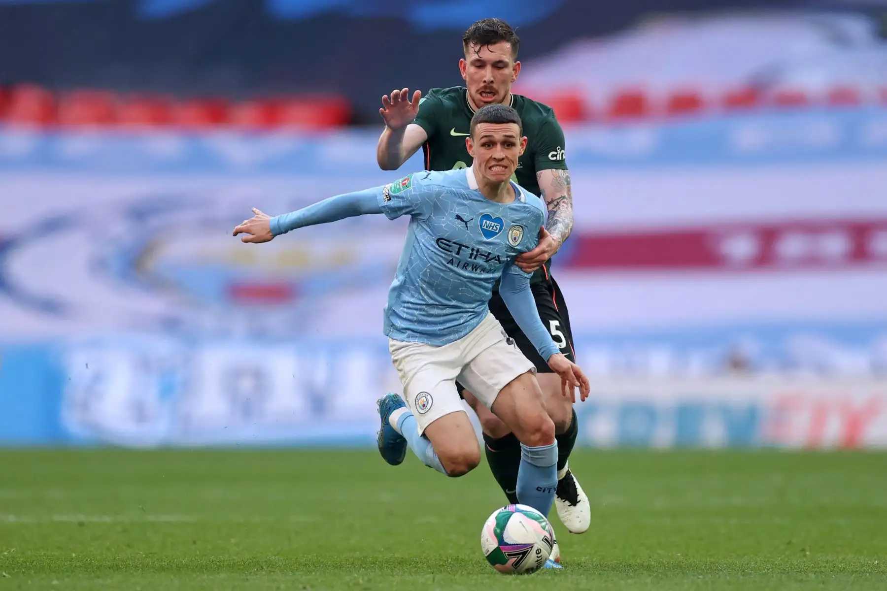 El centrocampista danés del Tottenham Hotspur Pierre-Emile Hojbjerg compite con el centrocampista inglés del Manchester City Phil Foden (delantero) durante la final de la Copa de la Liga inglesa entre el Manchester City y el Tottenham Hotspur.
Foto: AFP