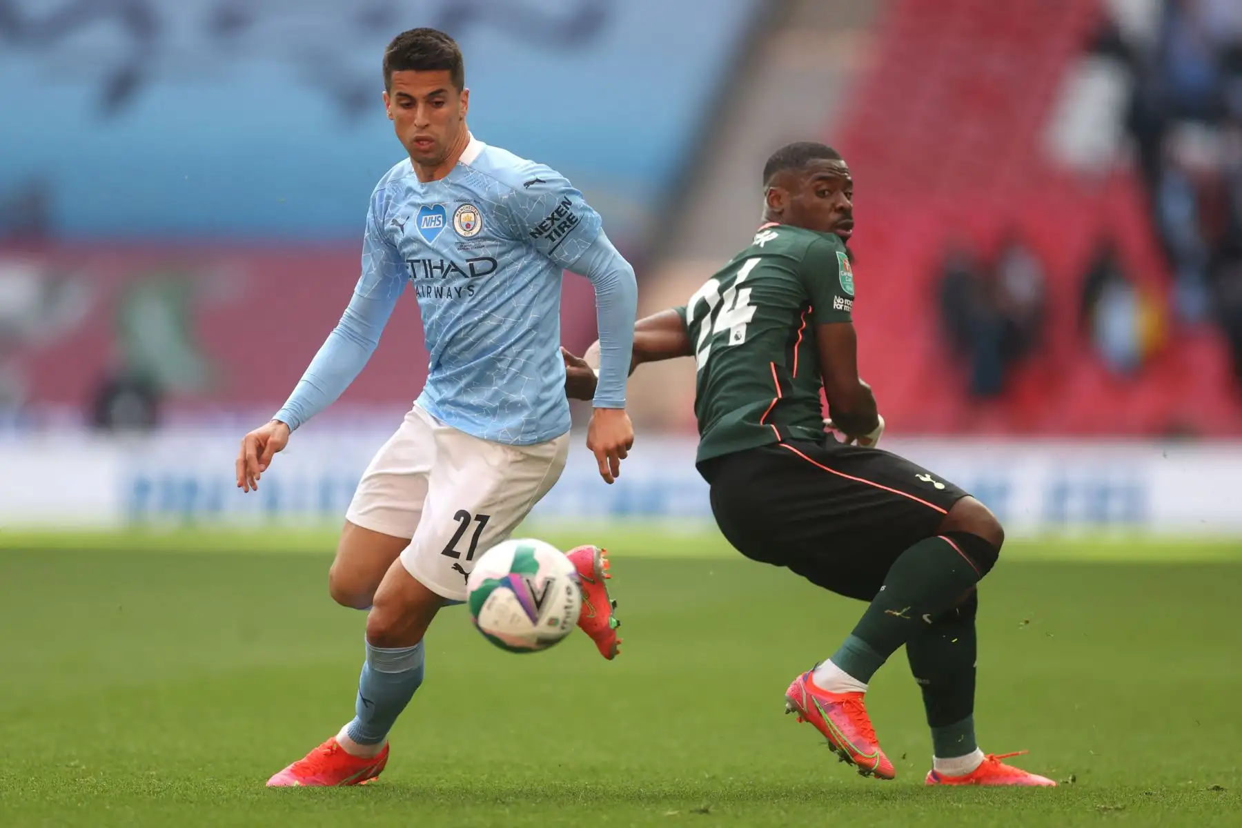 El defensor portugués del Manchester City Joao Cancelo compite con el defensor marfileño del Tottenham Hotspur Serge Aurier durante la final de la Copa de la Liga inglesa entre el Manchester City y el Tottenham Hotspur.
Foto: AFP