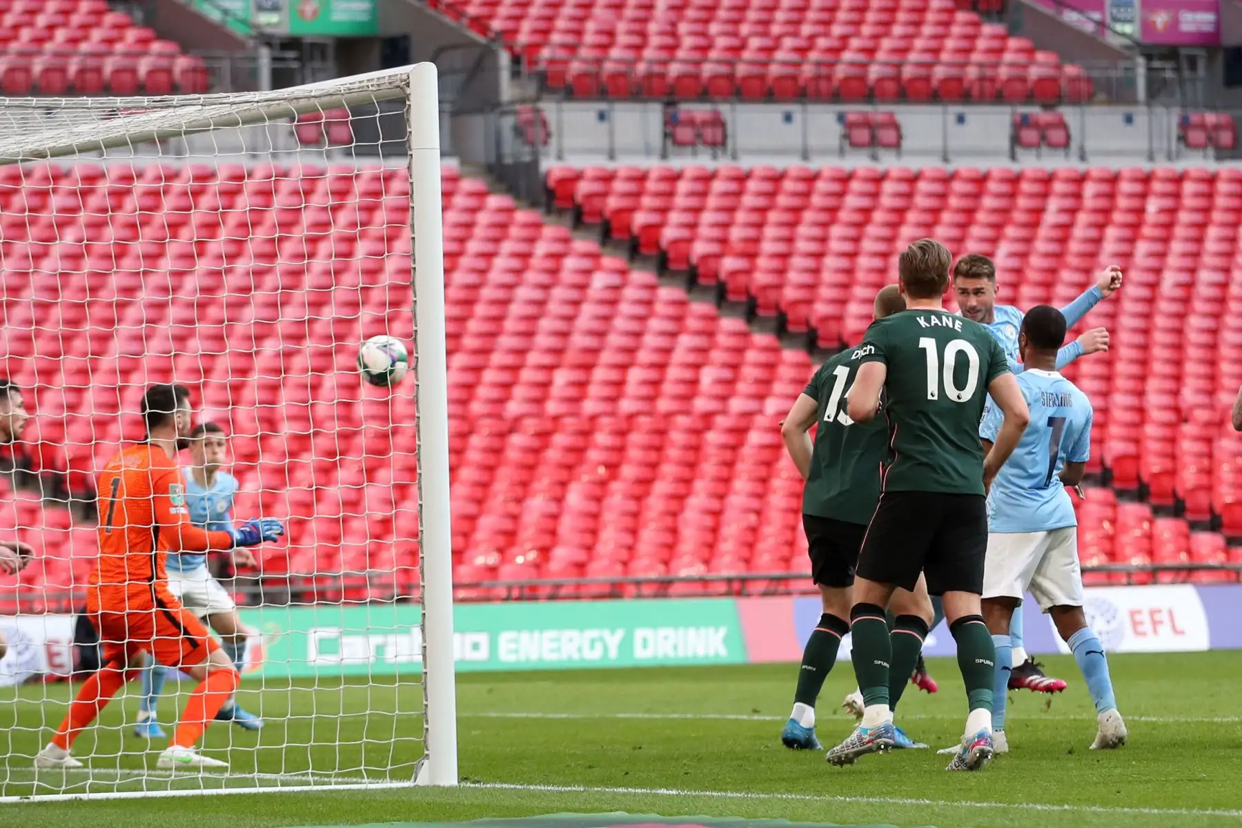 El defensor francés del Manchester City Aymeric Laporte marca el primer gol de su equipo durante la final de la Copa de la Liga inglesa entre el Manchester City y el Tottenham Hotspur en el estadio de Wembley.
Foto: AFP