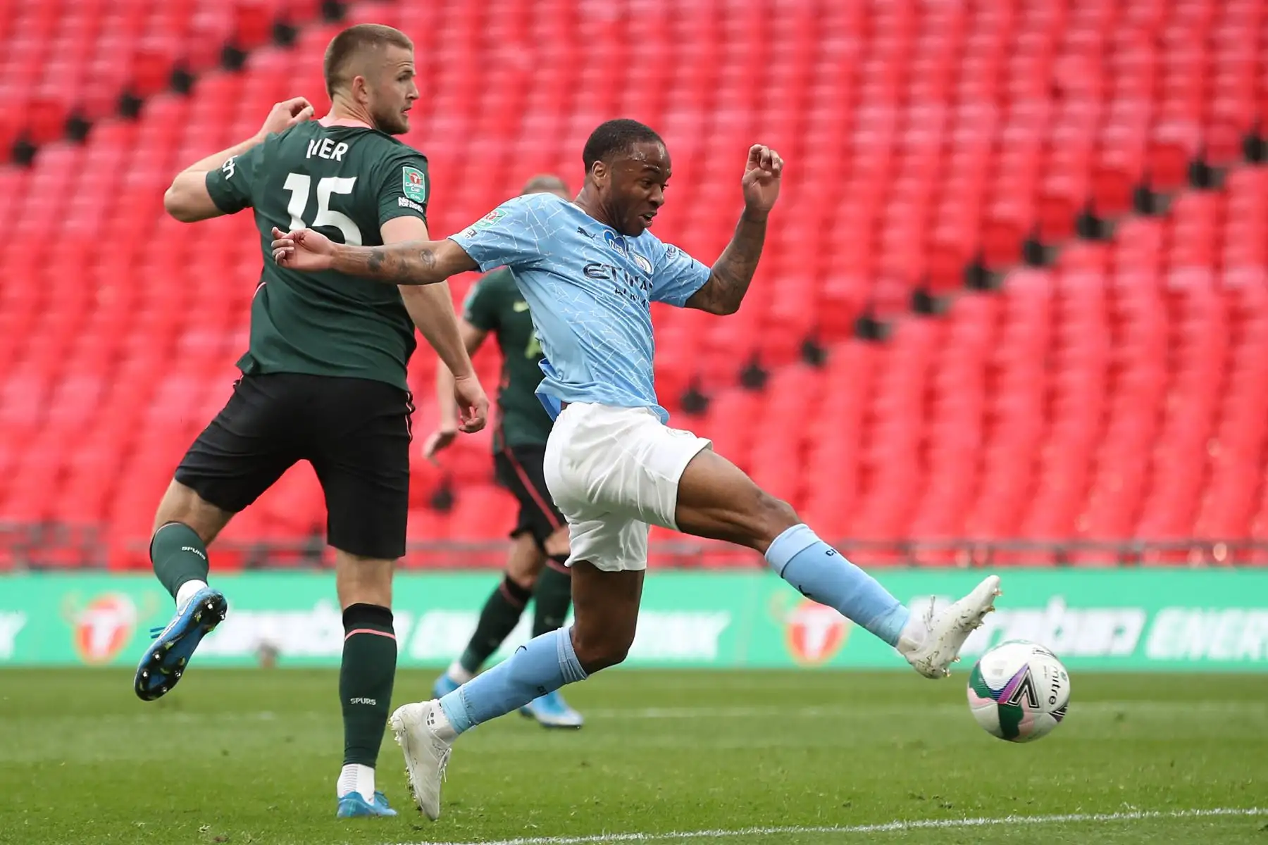 El centrocampista inglés del Manchester City Raheem Sterling  dispara pero no logra anotar durante la final de la Copa de la Liga inglesa entre el Manchester City y el Tottenham Hotspur en el estadio de Wembley.
Foto: AFP