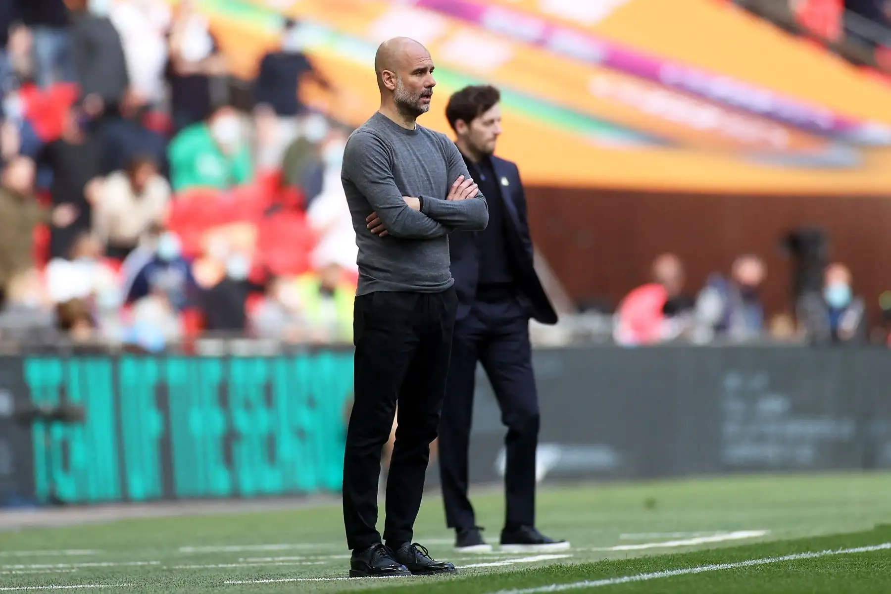 El técnico español del Manchester City, Pep Guardiola , y el entrenador en jefe interino del Tottenham Hotspur, Ryan Mason, observan a sus jugadores desde la línea de banda durante el partido de fútbol de la final de la Copa de la Liga inglesa entre el Manchester City y el Tottenham.
Foto: AFP