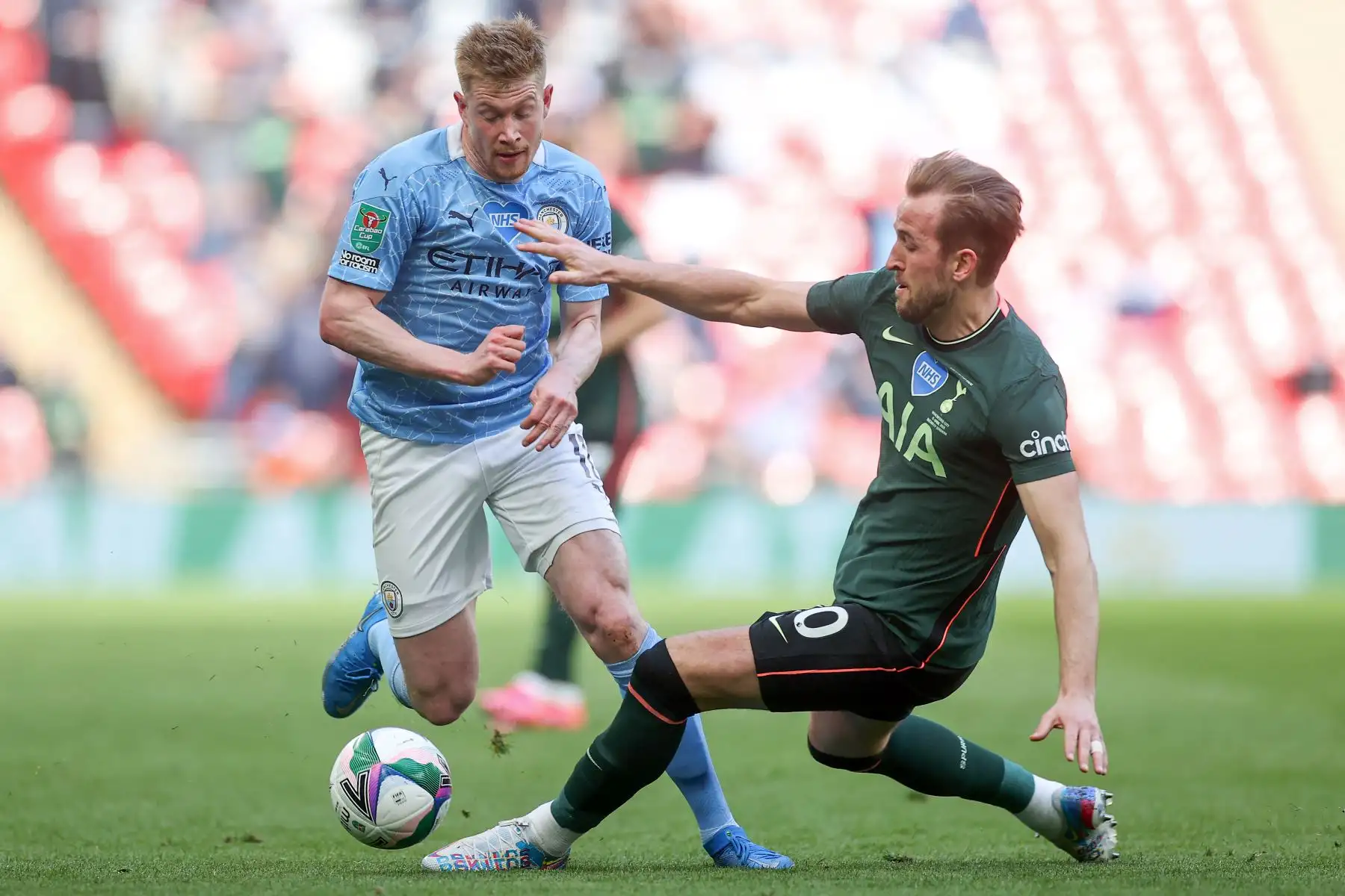 El delantero inglés del Tottenham Hotspur Harry Kane  compite con el centrocampista belga del Manchester City Kevin De Bruyne durante la final de la Copa de la Liga inglesa entre el Manchester City y el Tottenham Hotspur en el estadio de Wembley, al noroeste de Londres.
Foto: AFP