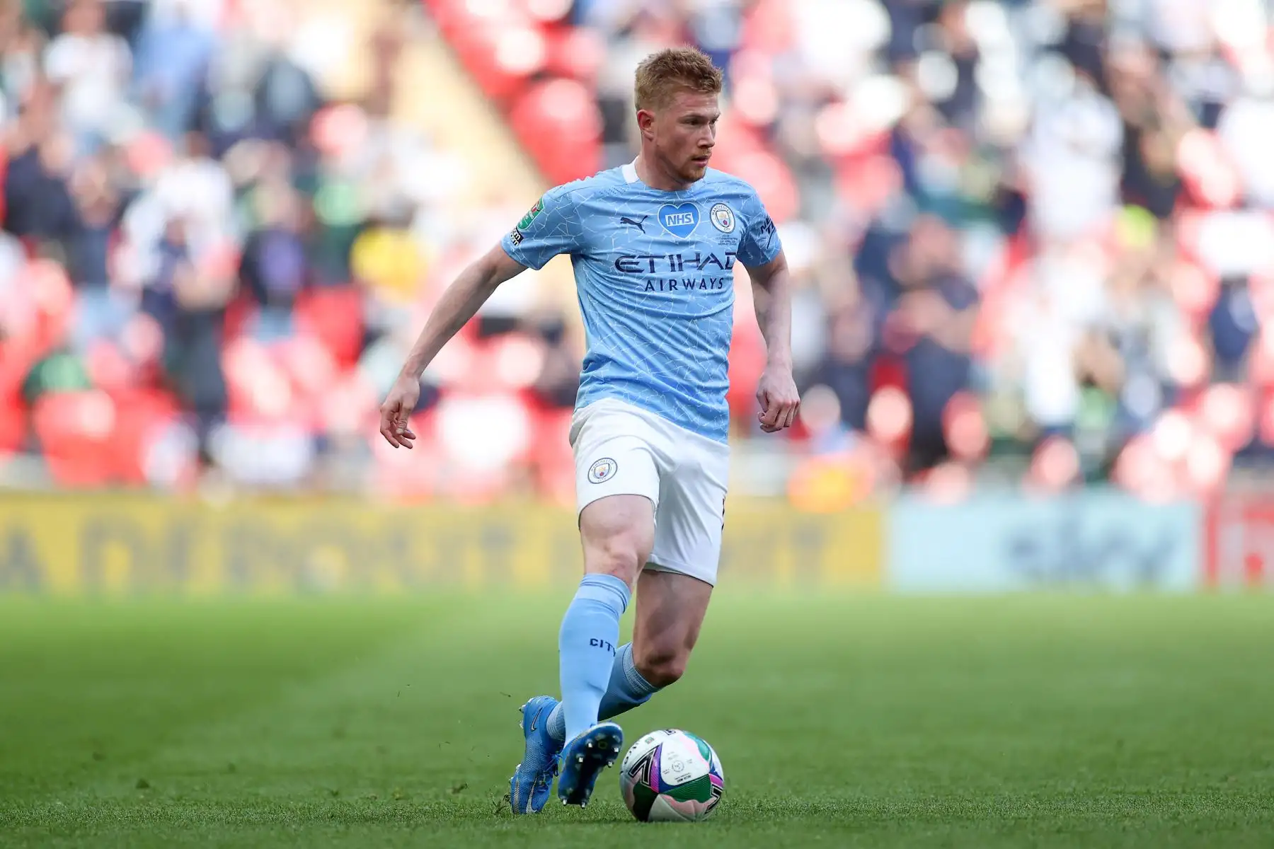 El centrocampista belga del Manchester City Kevin De Bruyne corre con el balón durante la final de la Copa de la Liga inglesa entre el Manchester City y el Tottenham Hotspur en el estadio de Wembley.
Foto: AFP
