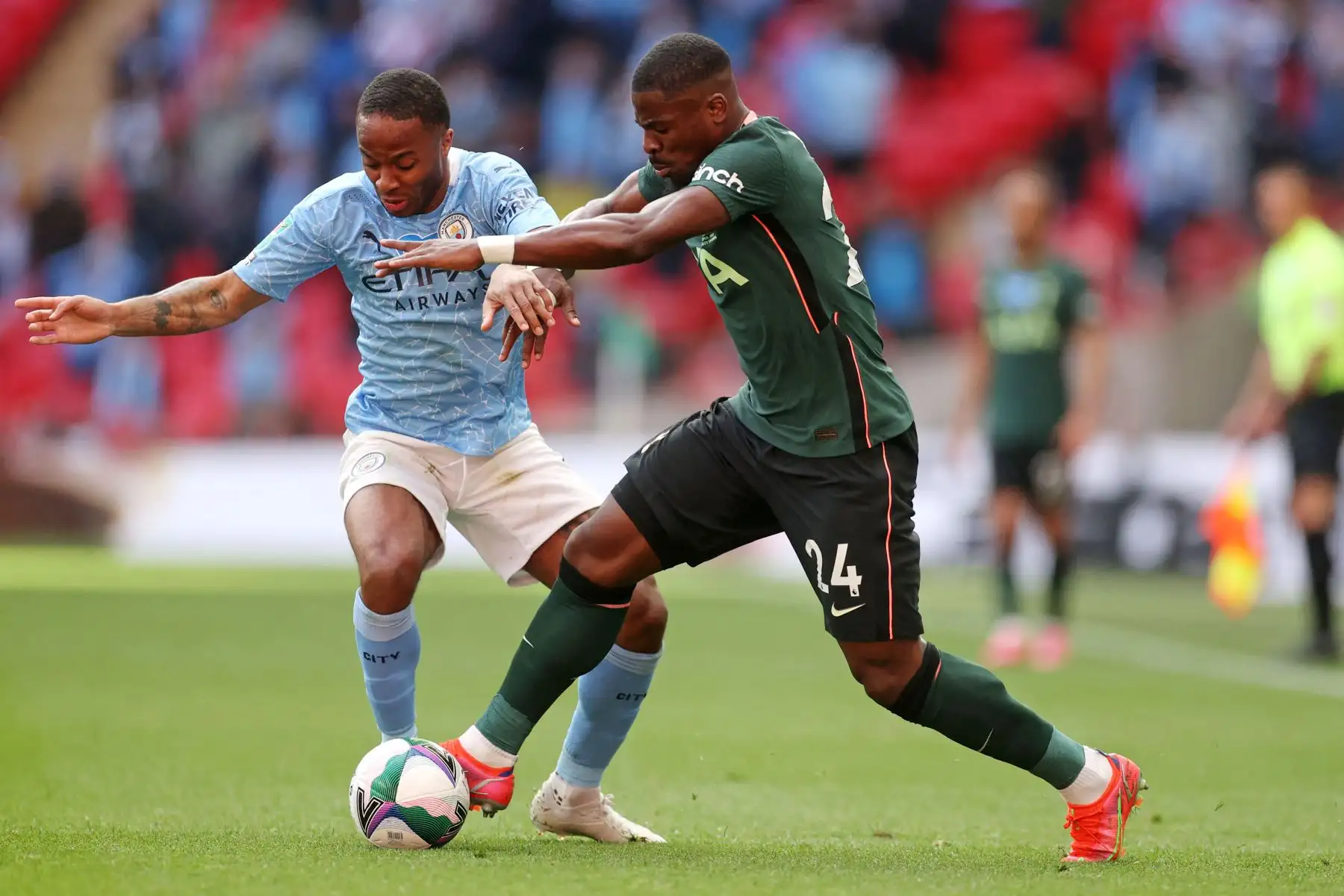 El centrocampista inglés del Manchester City Raheem Sterling  compite con el defensor marfileño del Tottenham Hotspur Serge Aurier durante la final de la Copa de la Liga inglesa entre el Manchester City y el Tottenham.
Foto: AFP