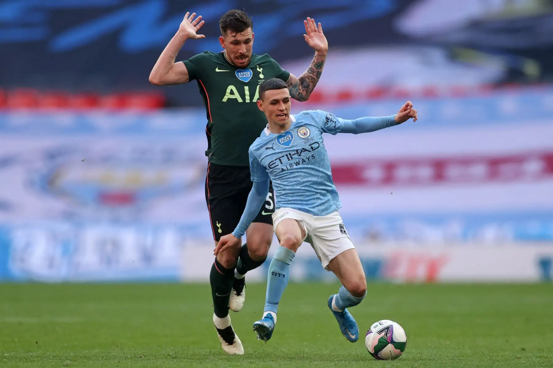 El centrocampista danés del Tottenham Hotspur Pierre-Emile Hojbjerg  compite con el centrocampista inglés del Manchester City Phil Foden durante la final de la Copa de la Liga inglesa entre el Manchester City y el Tottenham.
Foto : AFP