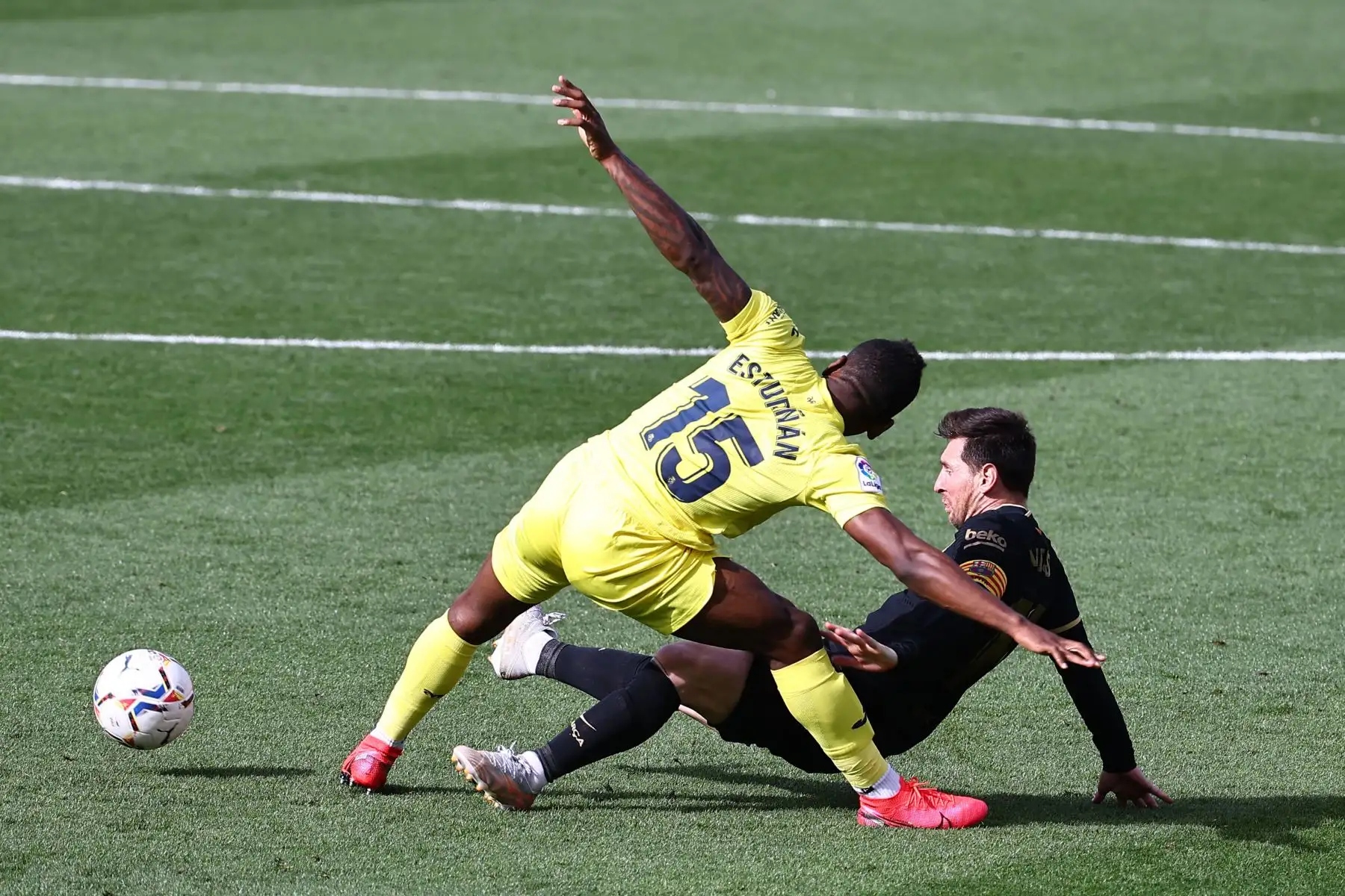 El defensor ecuatoriano del Villarreal Pervis Estupinan desafía al delantero argentino del Barcelona Lionel Messi durante el partido de fútbol de la Liga española entre el Villarreal CF y el FC Barcelona.
Foto: AFP