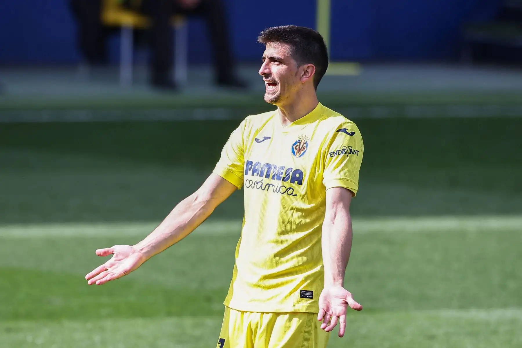 El delantero español del Villarreal Gerard Moreno hace gestos durante el partido de fútbol de la Liga española entre el Villarreal CF y el FC Barcelona en el estadio La Ceramica.
Foto: AFP