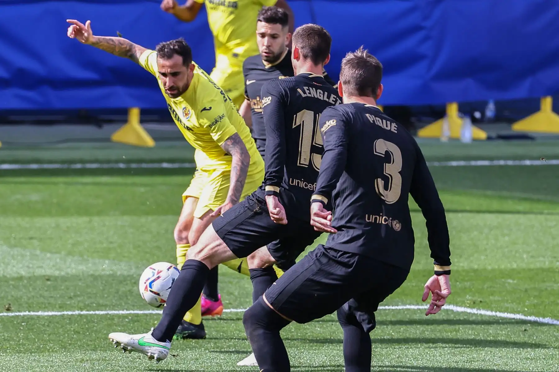 El delantero español del Villarreal Paco Alcacer desafía al defensor francés del Barcelona Clement Lenglet y al defensor español del Barcelona Gerard Piqué durante el partido de fútbol de la Liga española entre el Villarreal CF y el FC Barcelona.
Foto: AFP