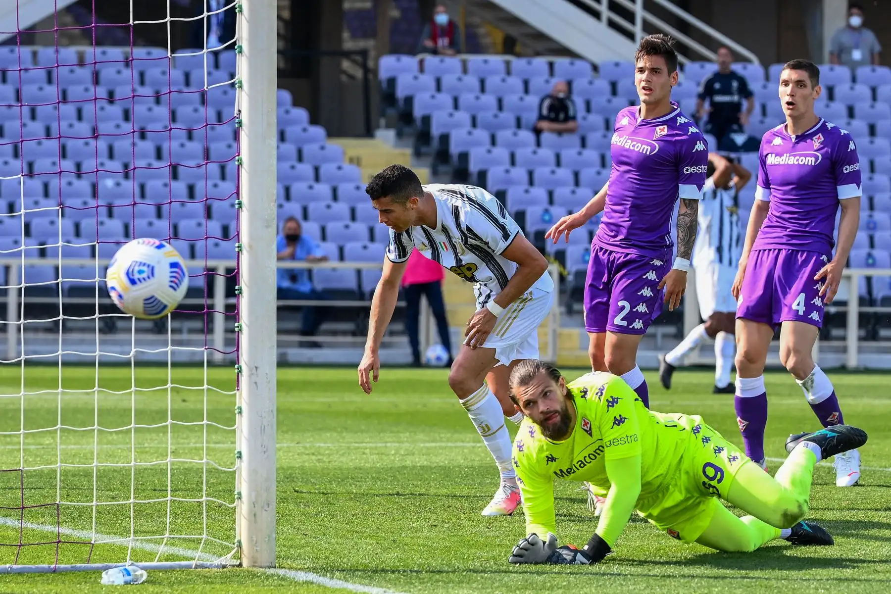 El delantero portugués de la Juventus Cristiano Ronaldo pierde una oportunidad de gol contra el portero polaco de la Fiorentina Bartlomiej Dragowski durante el partido de fútbol de la Serie A italiana Fiorentina vs Juventus.
Foto: AFP