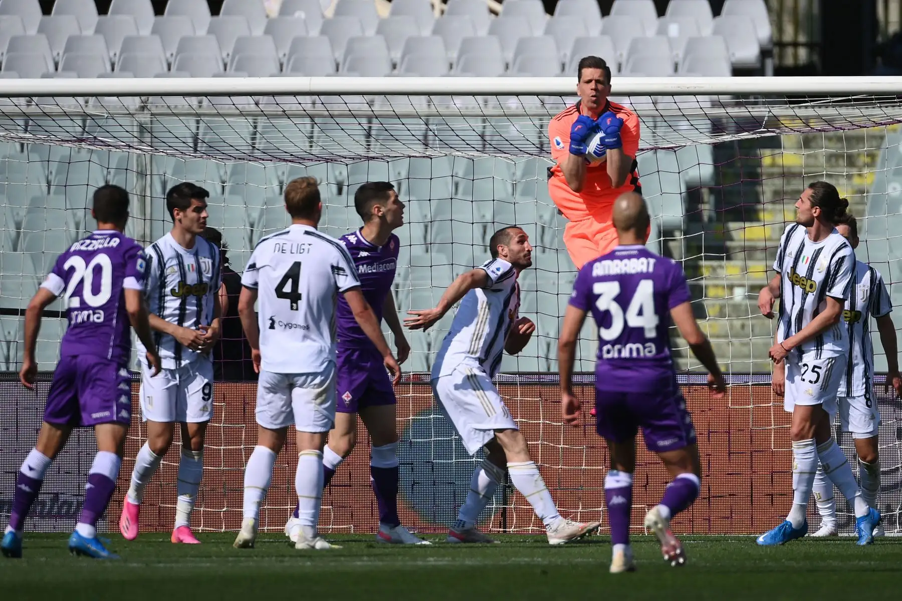 El portero polaco de la Juventus Wojciech Szczesny salta para agarrar el balón durante el partido de fútbol de la Serie A italiana Fiorentina vs Juventus.
Foto: AFP