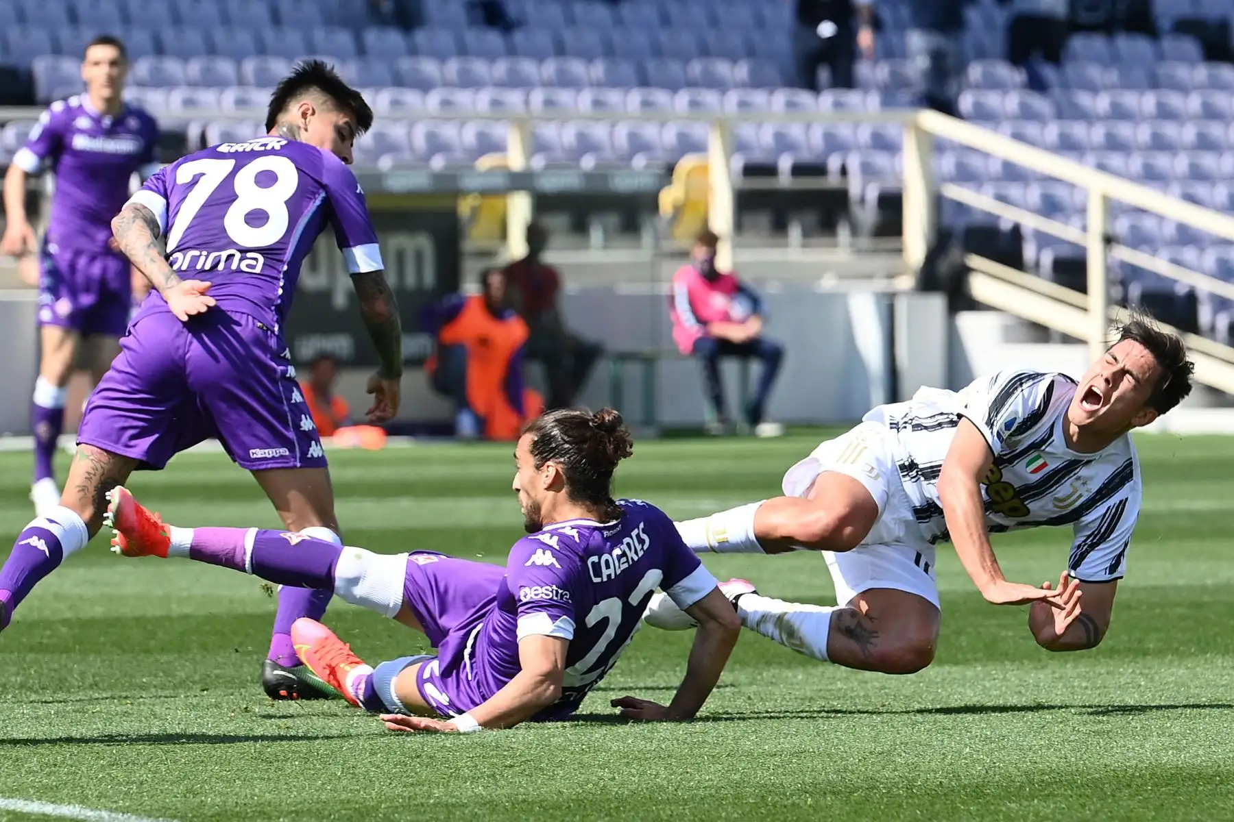 El defensor uruguayo de la Fiorentina Martín Cáceres aborda el delantero argentino de la Juventus Paulo Dybala durante el partido de fútbol de la Serie A italiana Fiorentina vs Juventus.
Foto: AFP