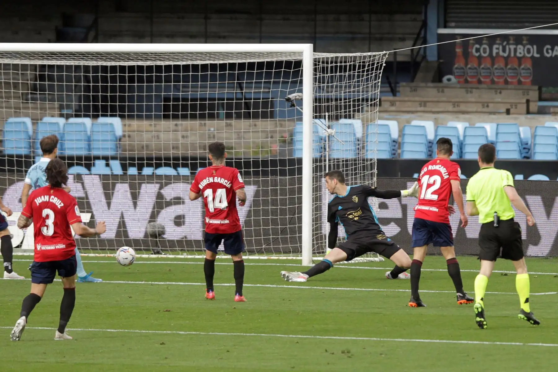 El delantero del Celta Iago Aspas marca ante Osasuna, durante el partido de Liga en Primera División que disputan en el estadio de Balaídos, en Vigo. 
Foto: EFE
