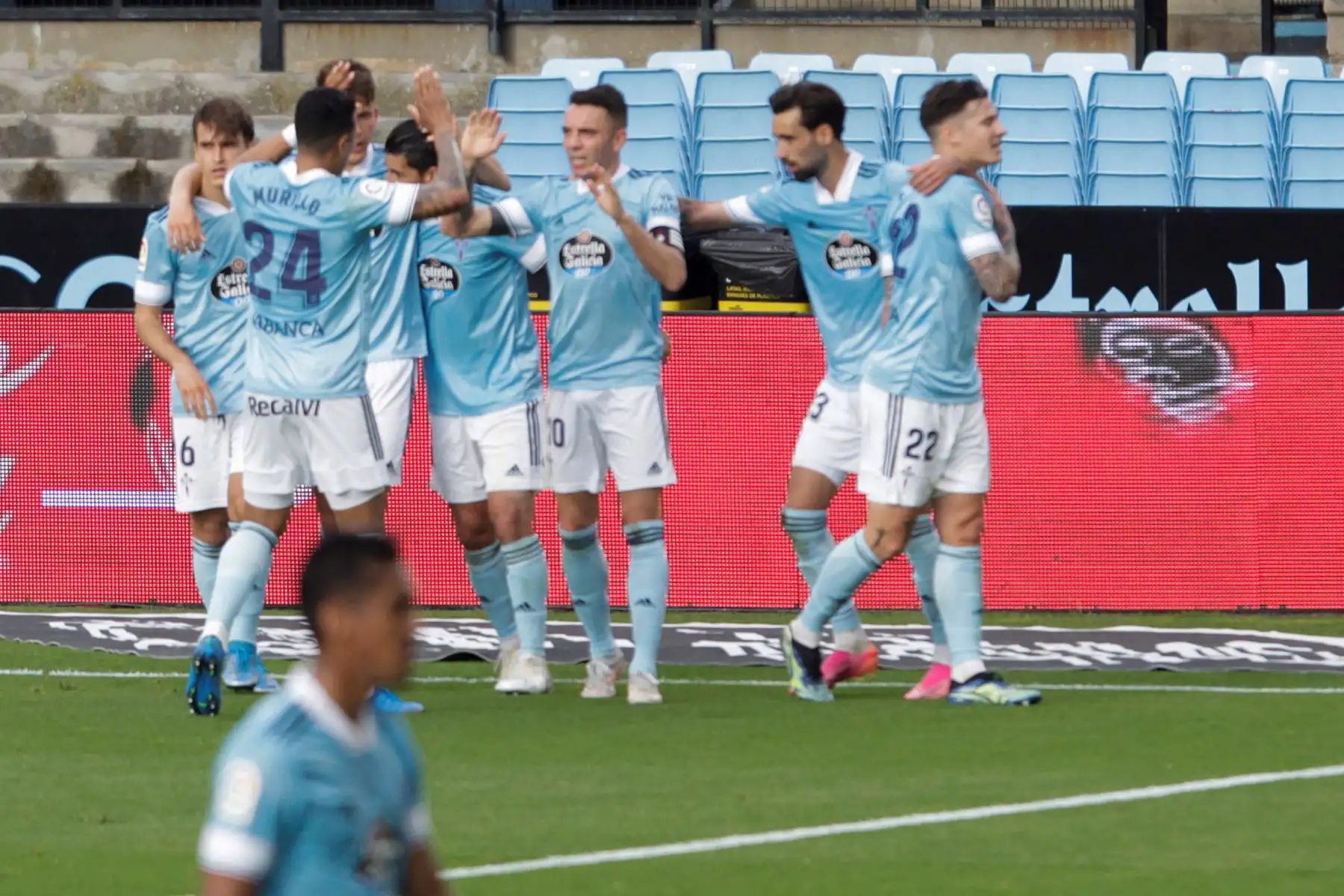 El delantero del Celta Iago Aspas celebra con sus compañeros tras marcar ante Osasuna, durante el partido de Liga en Primera División que disputan  en el estadio de Balaídos, en Vigo. 
Foto: EFE
