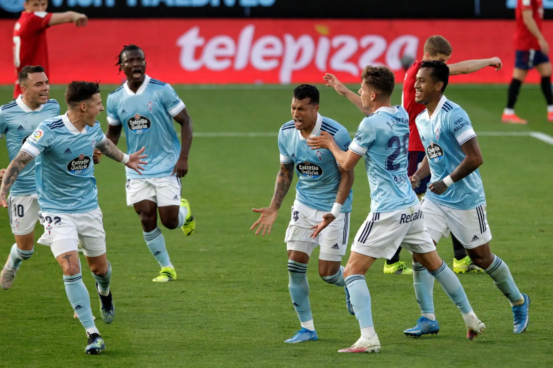 El defensa del Celta Jeison Murillo celebra con sus compañeros tras marcar el segundo gol ante Osasuna, durante el partido de Liga en Primera División que disputan  en el estadio de Balaídos, en Vigo. 
Foto: EFE