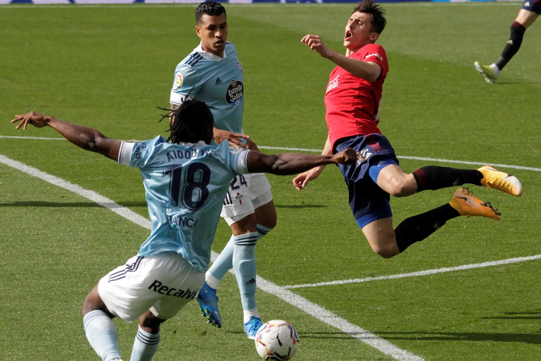 El defensa colombiano del Celta de Vigo Jeison Murillo, y el delantero de Osasuna Enrique Barja, se enfrentan durante el partido de La Liga de la jornada 32 celebrado en el estadio Balaídos de Vigo.
Foto: AFP