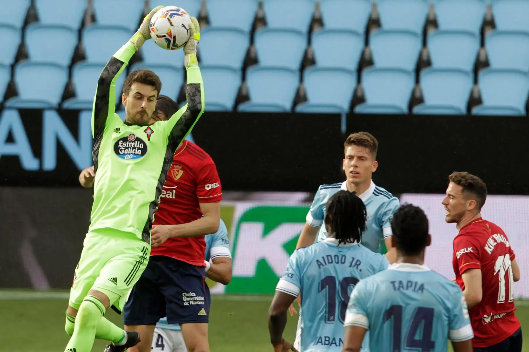 El portero del Celta Iván Villar detiene un balón durante el partido de Liga en Primera División ante Osasuna, que disputan  en el estadio de Balaídos, en Vigo. 
Foto: EFE