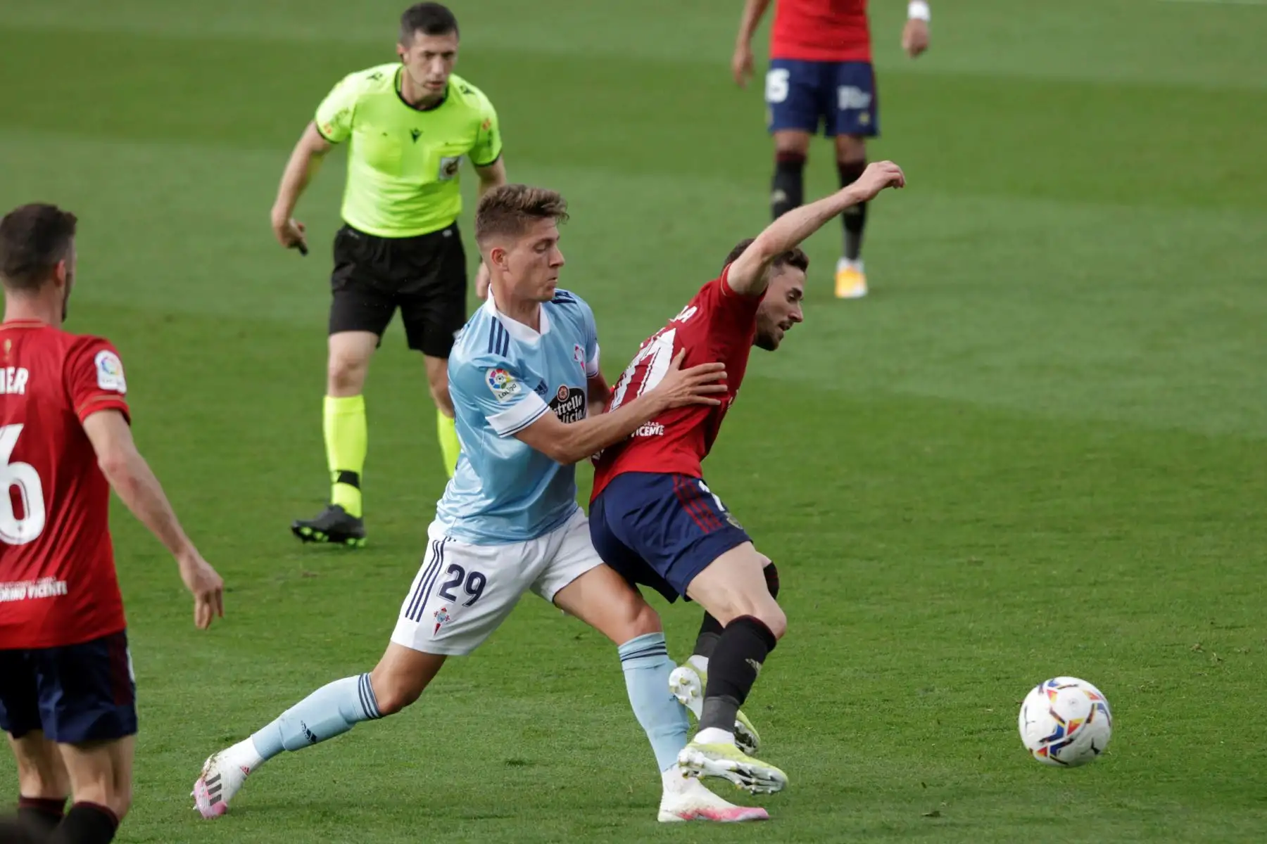El defensa del Celta José Fontán  pelea un balón con Kike Barja  de Osasuna, durante el partido de Liga en Primera División que disputan en el estadio de Balaídos, en Vigo.
Foto : EFE