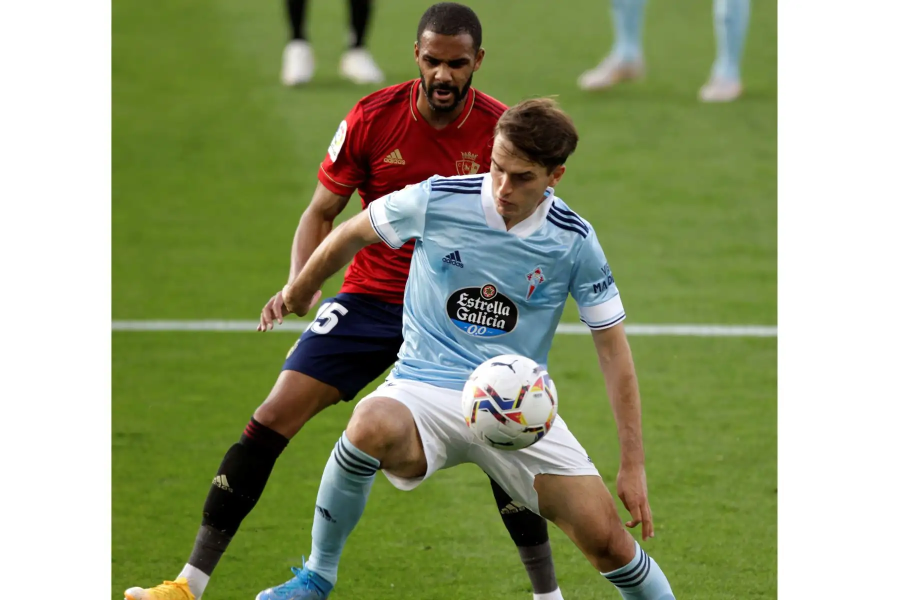 El centrocampista del Celta Denis Suárez protege un balón ante Jonás Ramalho, de Osasuna, durante el partido de Liga en Primera División que disputan e en el estadio de Balaídos, en Vigo. 
Foto: EFE