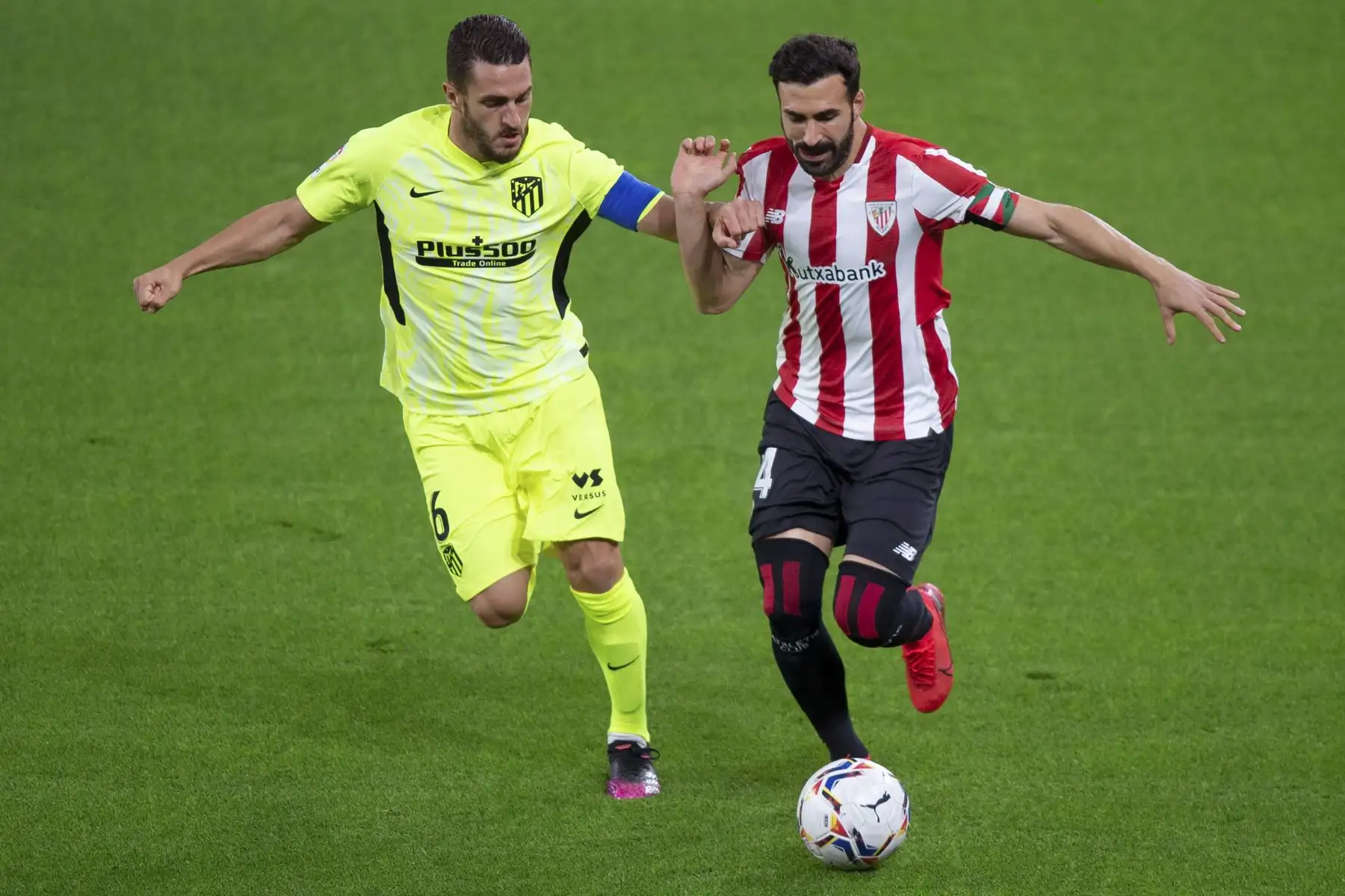 El centrocampista del Atlético de Madrid Koke (L) compite con el defensor español del Athletic de Bilbao Mikel Balenciaga durante el partido de fútbol de la Liga española entre el Athletic Club de Bilbao y el Club Atlético de Madrid en el estadio San Mamés de Bilbao. Foto: AFP