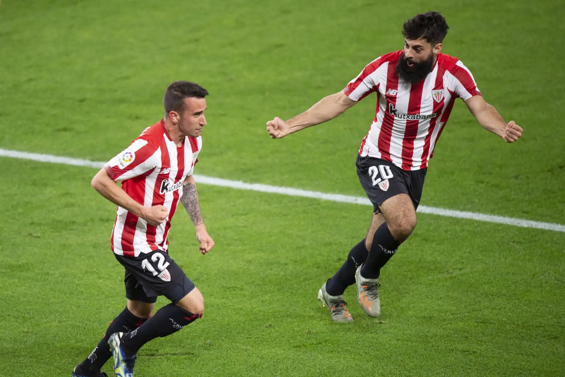 El delantero español del Athletic de Bilbao Alejandro Berenguer (L) celebra con el delantero español del Athletic de Bilbao, Asier Villalibre, tras anotar durante el partido de fútbol de la Liga española entre el Athletic Club de Bilbao y el Club Atlético de Madrid en el estadio de San Mamés de Bilbao. Foto: AFP