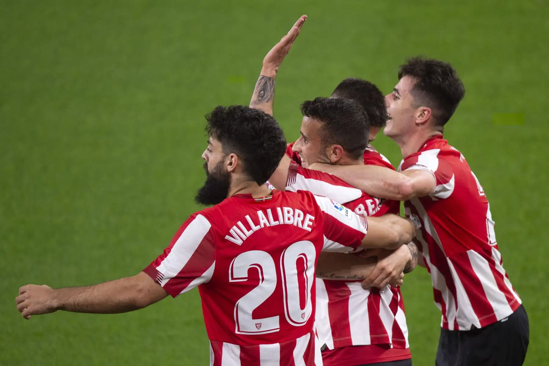El delantero español del Athletic de Bilbao Alejandro Berenguer (C) celebra con sus compañeros de equipo tras anotar durante el partido de fútbol de la Liga española entre el Athletic Club de Bilbao y el Club Atlético de Madrid en el estadio de San Mamés de Bilbao. Foto: AFP