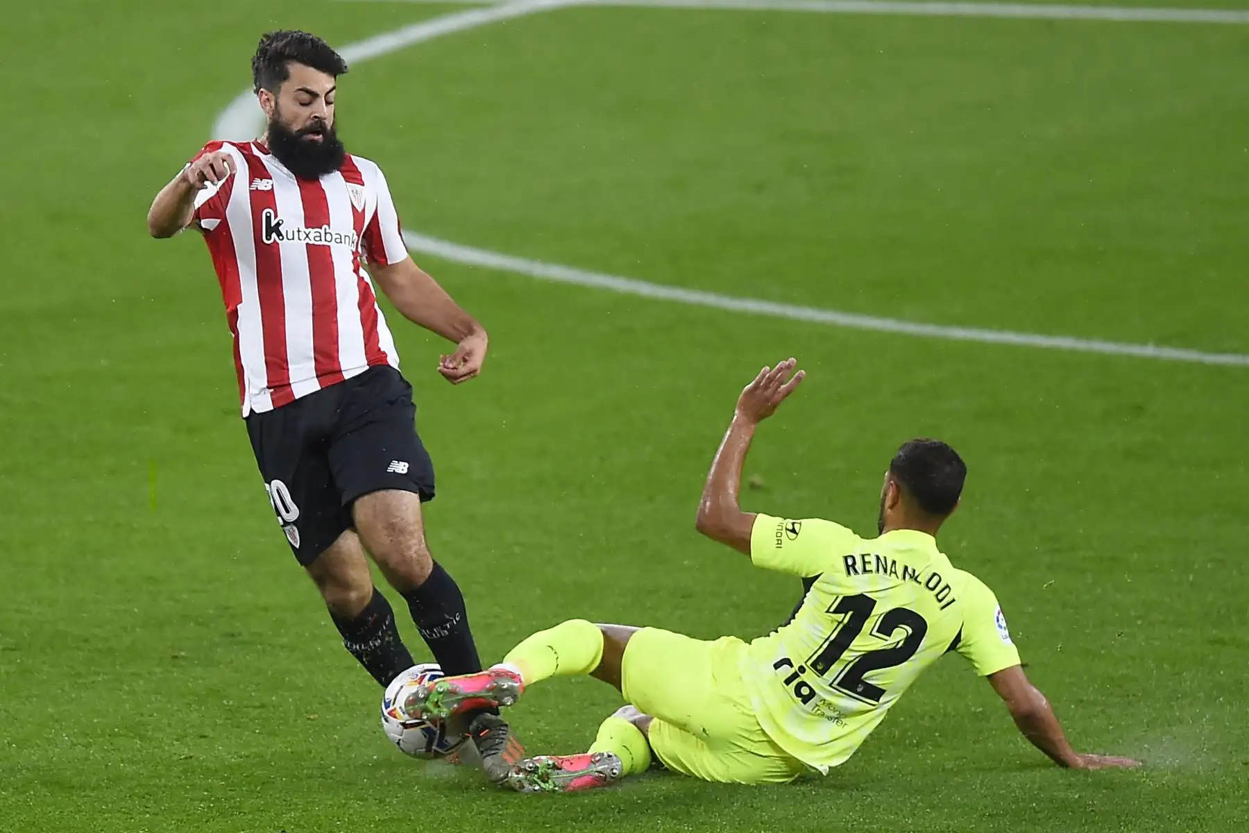 El defensor brasileño del Atlético de Madrid Renan Lodi (R) compite con el delantero español del Athletic de Bilbao Asier Villalibre durante el partido de fútbol de la Liga española entre el Athletic Club de Bilbao y el Club Atlético de Madrid en el estadio de San Mamés de Bilbao. Foto: AFP