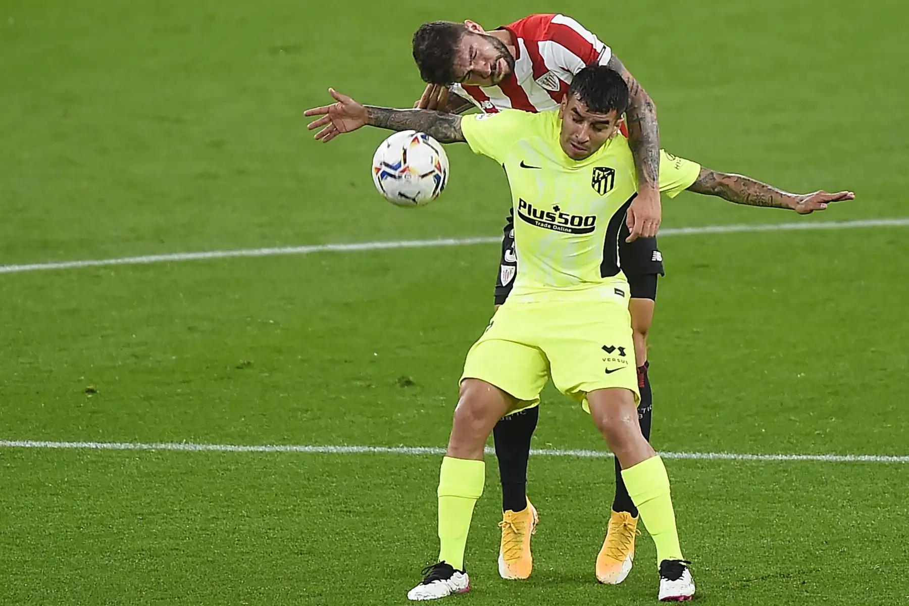 El delantero argentino del Atlético de Madrid Ángel Correa (R) compite con el defensor español del Athletic de Bilbao Unai Núñez durante el partido de fútbol de la Liga española entre el Athletic Club de Bilbao y el Club Atlético de Madrid en el estadio de San Mamés en Bilbao. Foto: AFP