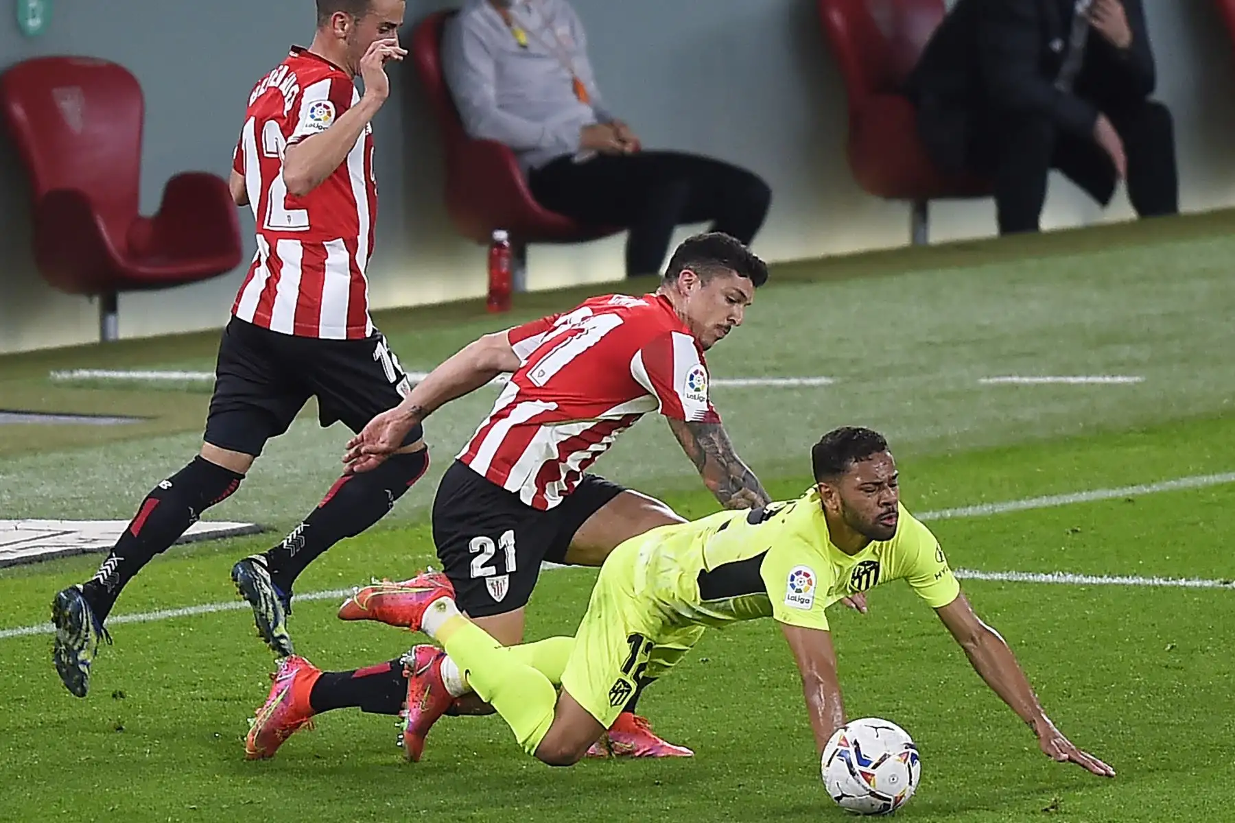 El defensor brasileño del Atlético de Madrid, Renan Lodi (R), compite con el defensor español del Athletic de Bilbao, Ander Capa, durante el partido de fútbol de la Liga española entre el Athletic Club de Bilbao y el Club Atlético de Madrid en el estadio San Mamés de Bilbao. Foto: AFP