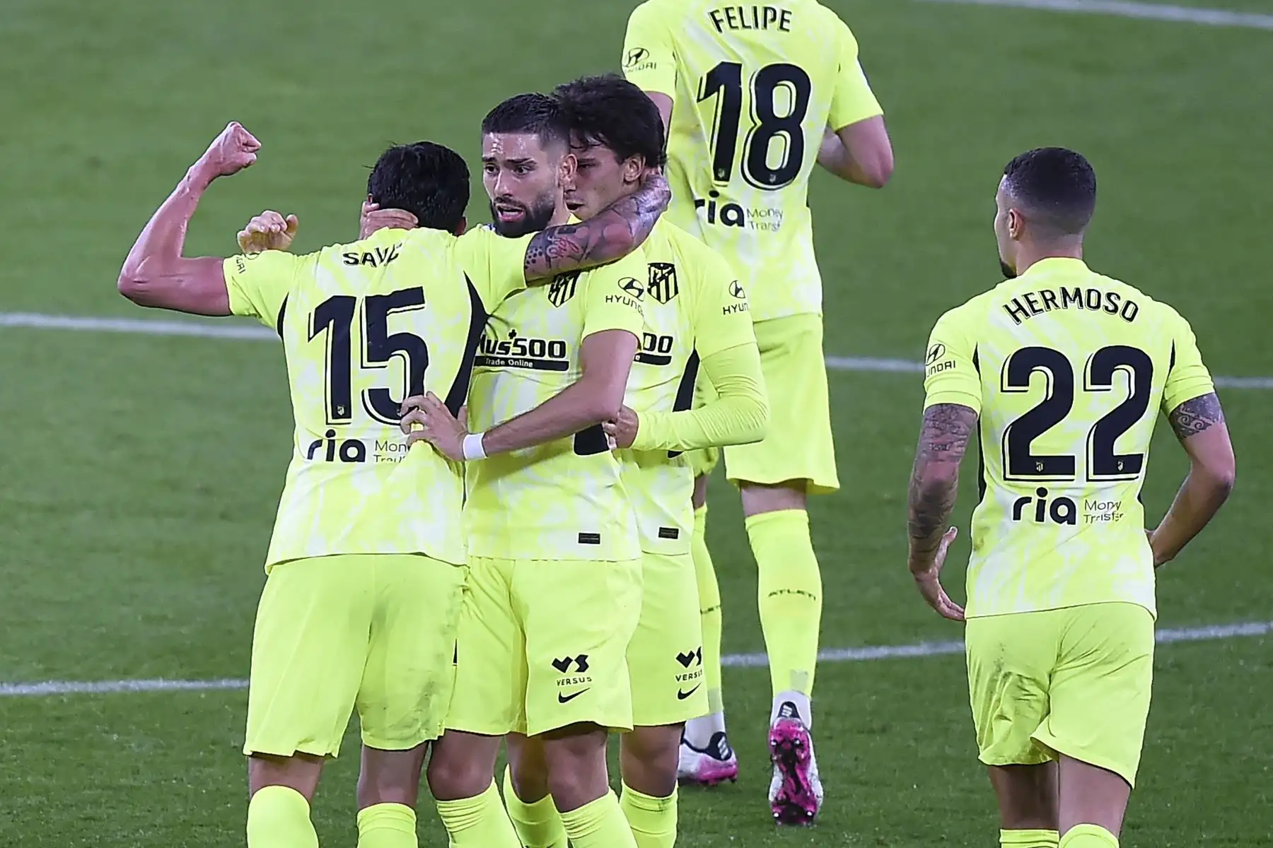 El defensor montenegrino del Atlético de Madrid Stefan Savic (L) celebra con sus compañeros de equipo tras anotar durante el partido de fútbol de la Liga española entre el Athletic Club de Bilbao y el Club Atlético de Madrid en el estadio San Mamés de Bilbao. Foto: AFP