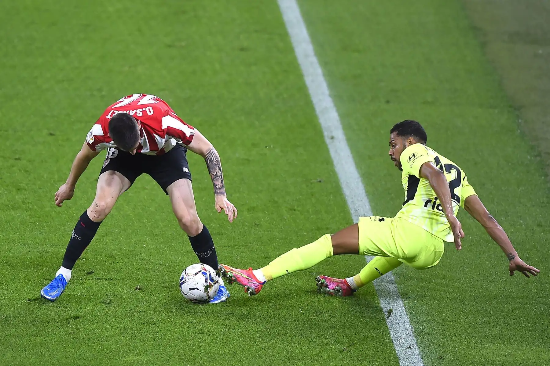 El defensor brasileño del Atlético de Madrid Renan Lodi (R) compite con el centrocampista español del Athletic de Bilbao Oihan Sancet durante el partido de fútbol de la Liga española entre el Athletic Club de Bilbao y el Club Atlético de Madrid en el estadio de San Mamés en Bilbao. Foto: AFP