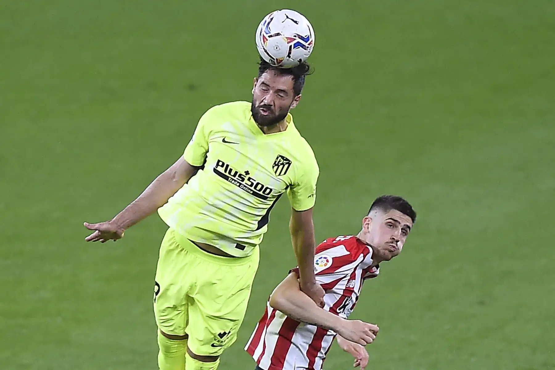 El defensa brasileño del Atlético de Madrid Felipe Augusto de Almeida (L) compite con el centrocampista español del Athletic de Bilbao Oihan Sancet durante el partido de fútbol de la Liga española entre el Athletic Club de Bilbao y el Club Atlético de Madrid en el estadio de San Mamés en Bilbao. Foto: AFP