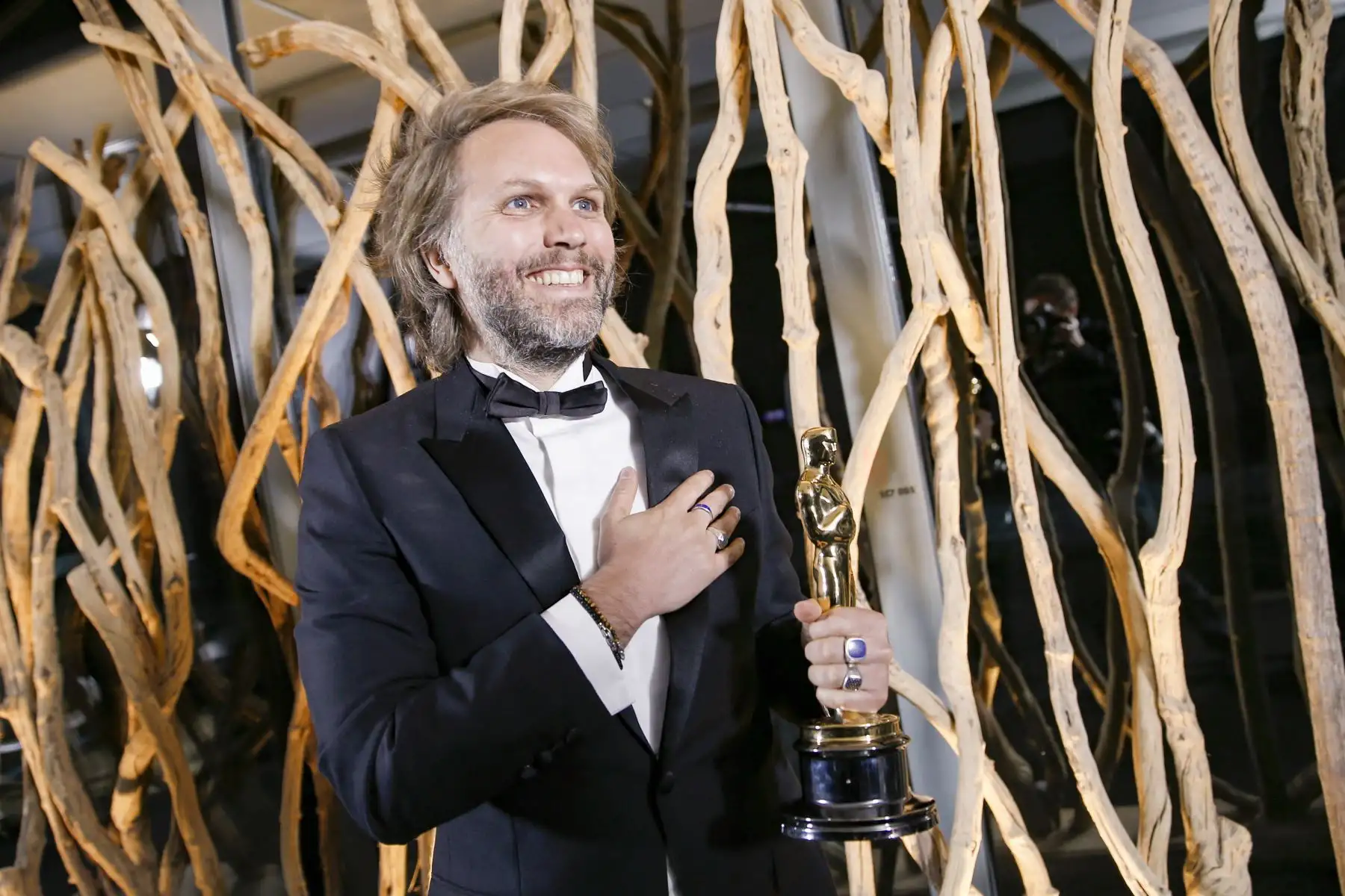 Florian Zeller posa con su estatuilla de los Oscar después de ganar el Mejor Guión Adaptado por 