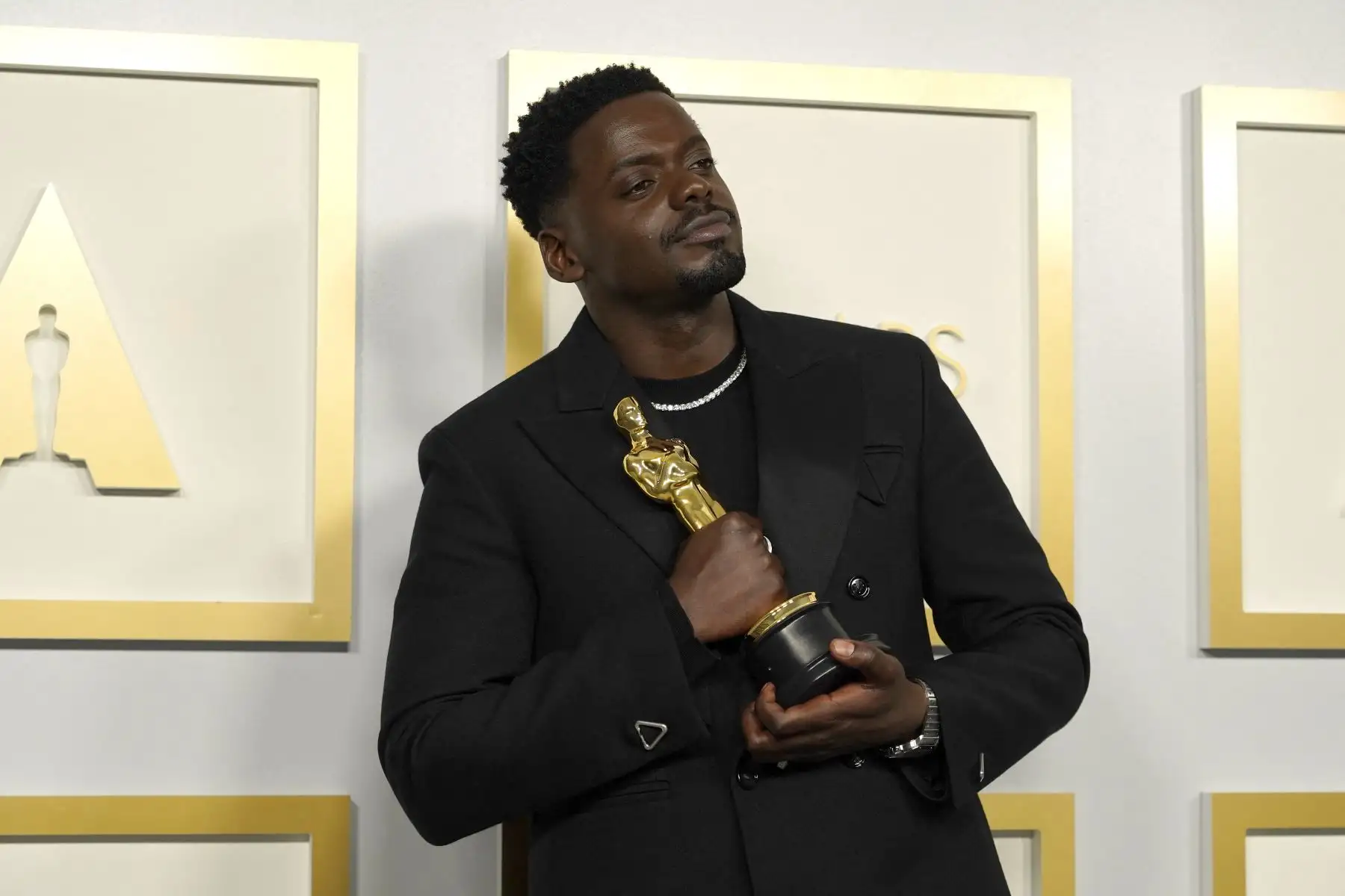 Daniel Kaluuya, ganador del premio al mejor actor en un papel secundario por "Judas y el Mesías Negro", posa en la sala de prensa de los Oscar en Union Station en Los Ángeles. Foto: AFP