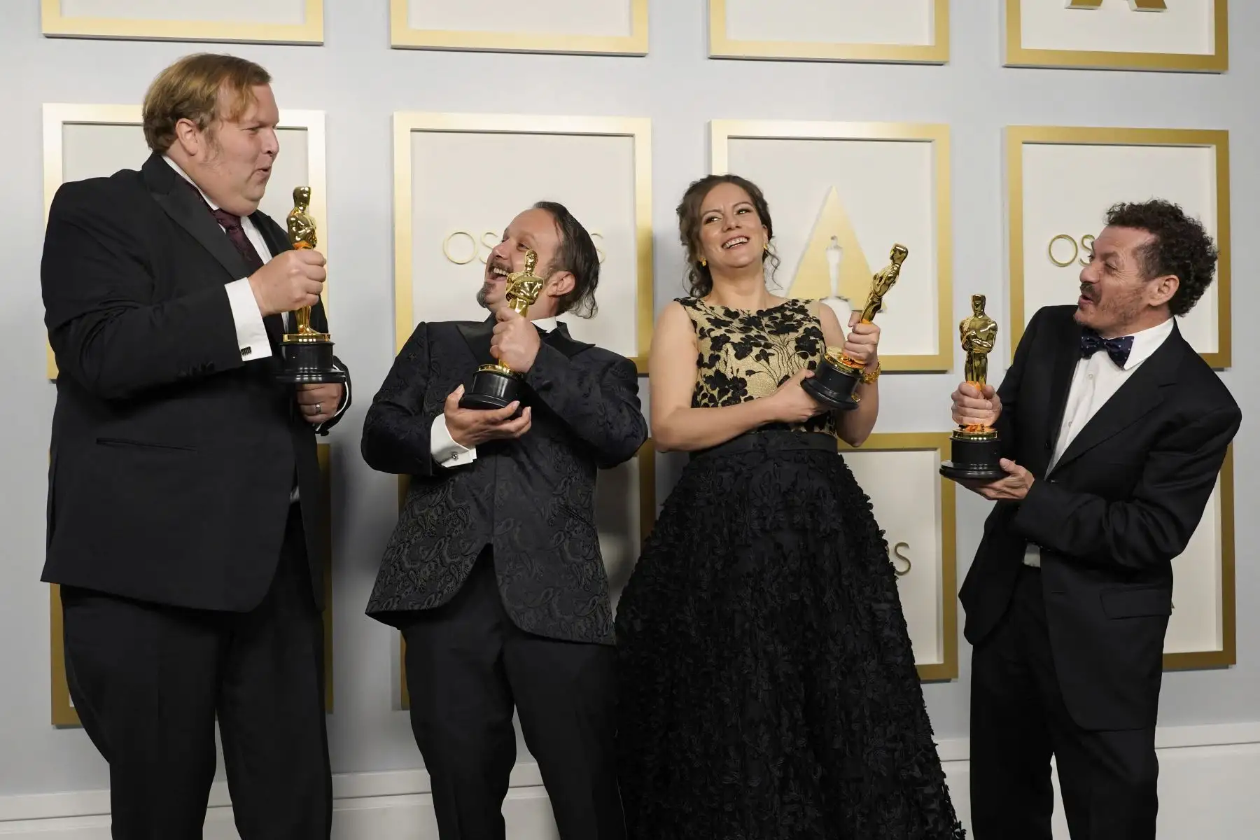 Phillip Bladh, Carlos Cortes, Michellee Couttolenc y Jaime Baksht, ganadores del premio al mejor sonido por "Sound of Metal", posan en la sala de prensa de los Oscar, 25 de abril de 2021, en Union Station en Los Ángeles. Foto: AFP