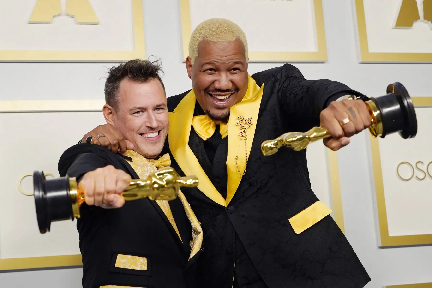 Martin Desmond Roe y Travon Free, ganadores del Mejor cortometraje de acción en vivo por "Two Distant Strangers", posan en la sala de prensa de los Oscar el domingo 25 de abril de 2021 en Union Estación en Los Ángeles. Foto: AFP