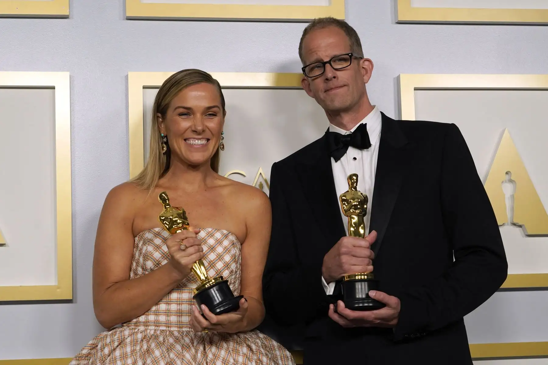 Y Pete Docter, ganadores del premio al largometraje de animación por "Soul", posan en la sala de prensa de los Oscar el 25 de abril de 2021 en Union Station en Los Ángeles. Foto: AFP
