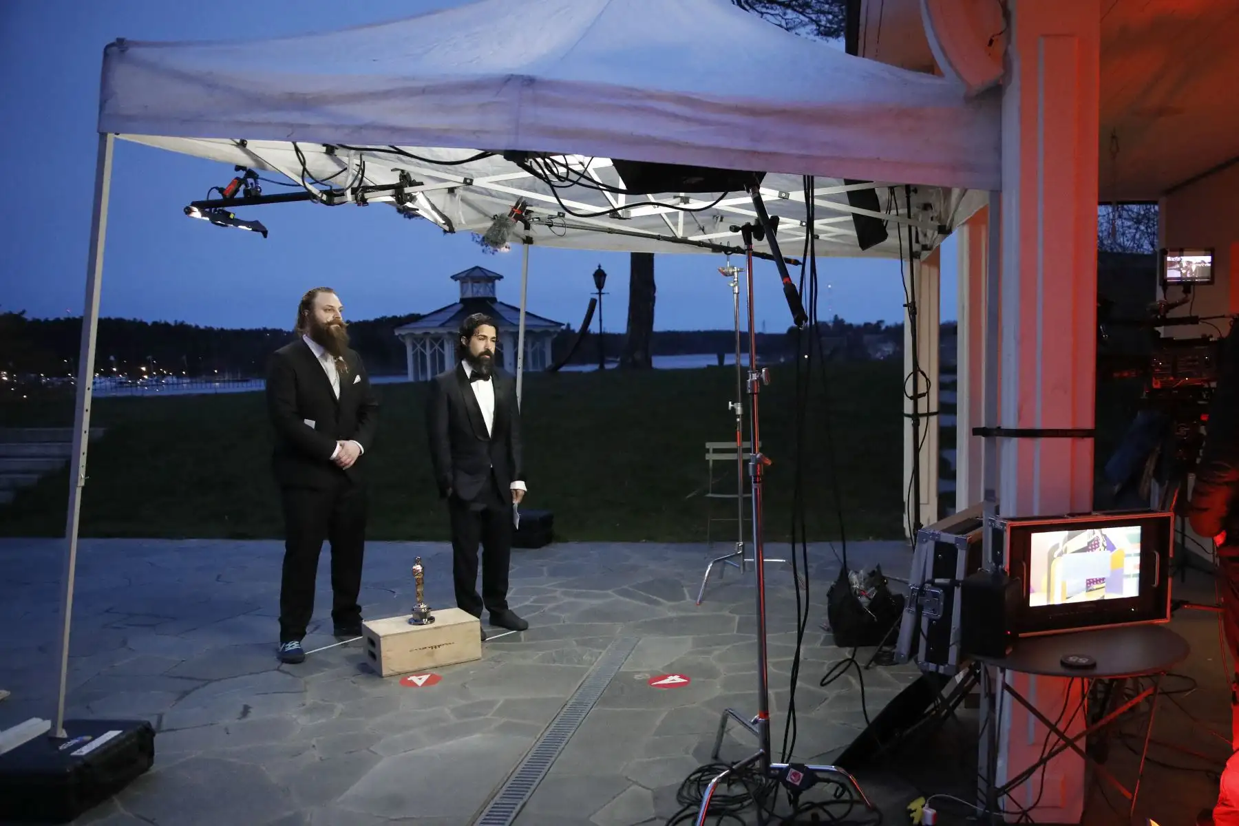 Fat Max Gsus (izq.) Y Savan Kotecha, nominados por la canción original "Husavik", asisten a una proyección de los Oscar en Estocolmo, Suecia. Foto: AFP