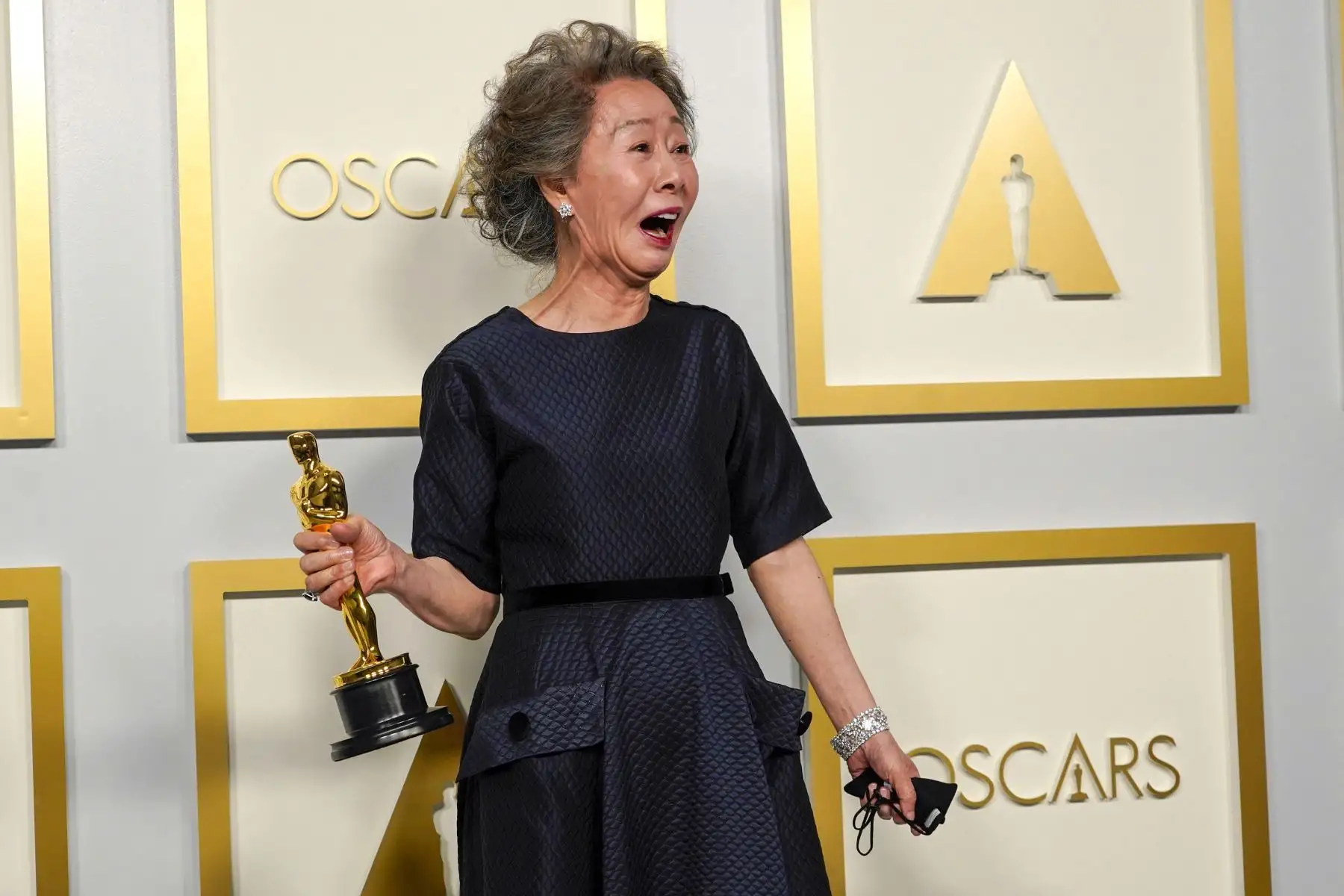 Yuh-Jung Youn, ganadora de Mejor Actriz de Reparto por "Minari", posa en la sala de prensa de los Oscar el domingo 25 de abril de 2021 en Union Station en Los Ángeles.  Foto: AFP