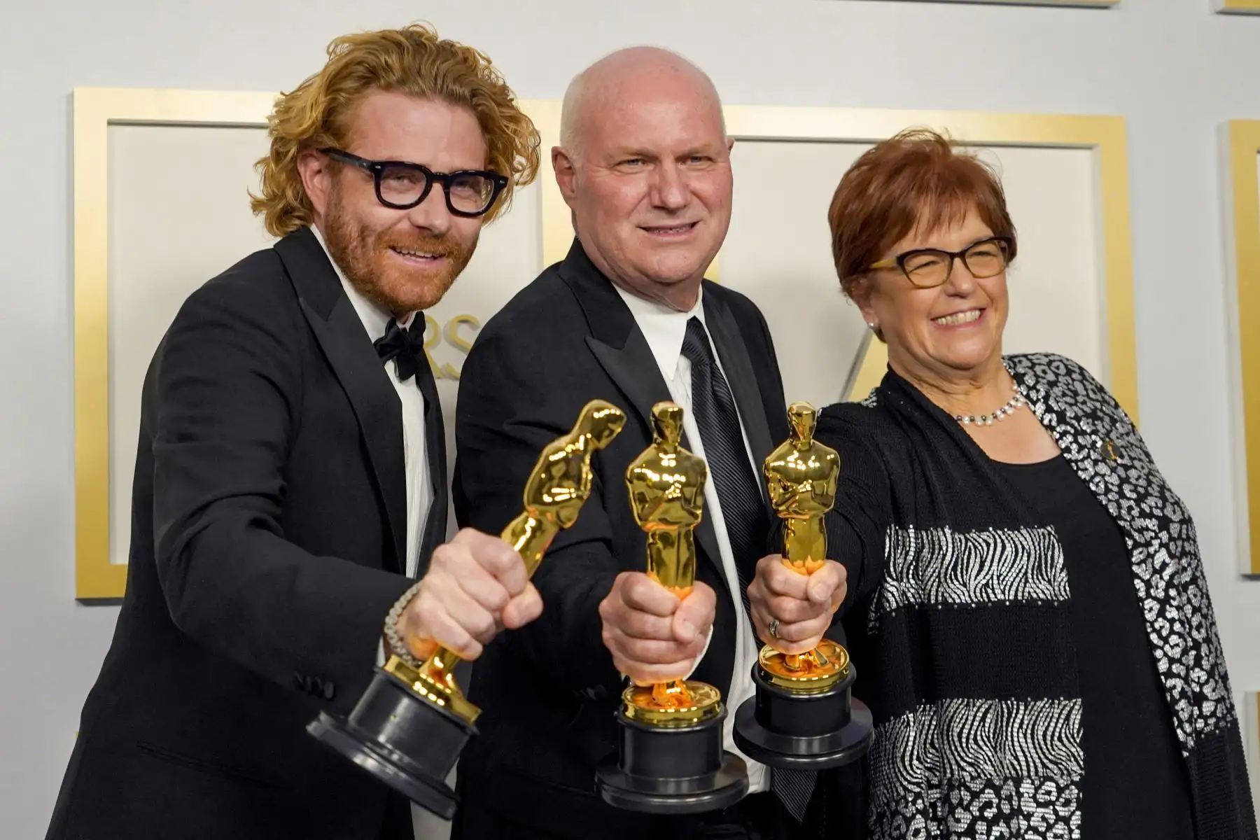 Erik Messerschmidt, ganador de Mejor Fotografía por "Mank", posa con Donald Graham Burt y Jan Pascale, ganadores de Mejor Diseño de Producción por "Mank", en la sala de prensa de los Oscar el Domingo 25 de abril de 2021 en Union Station en Los Ángeles. Foto: AFP