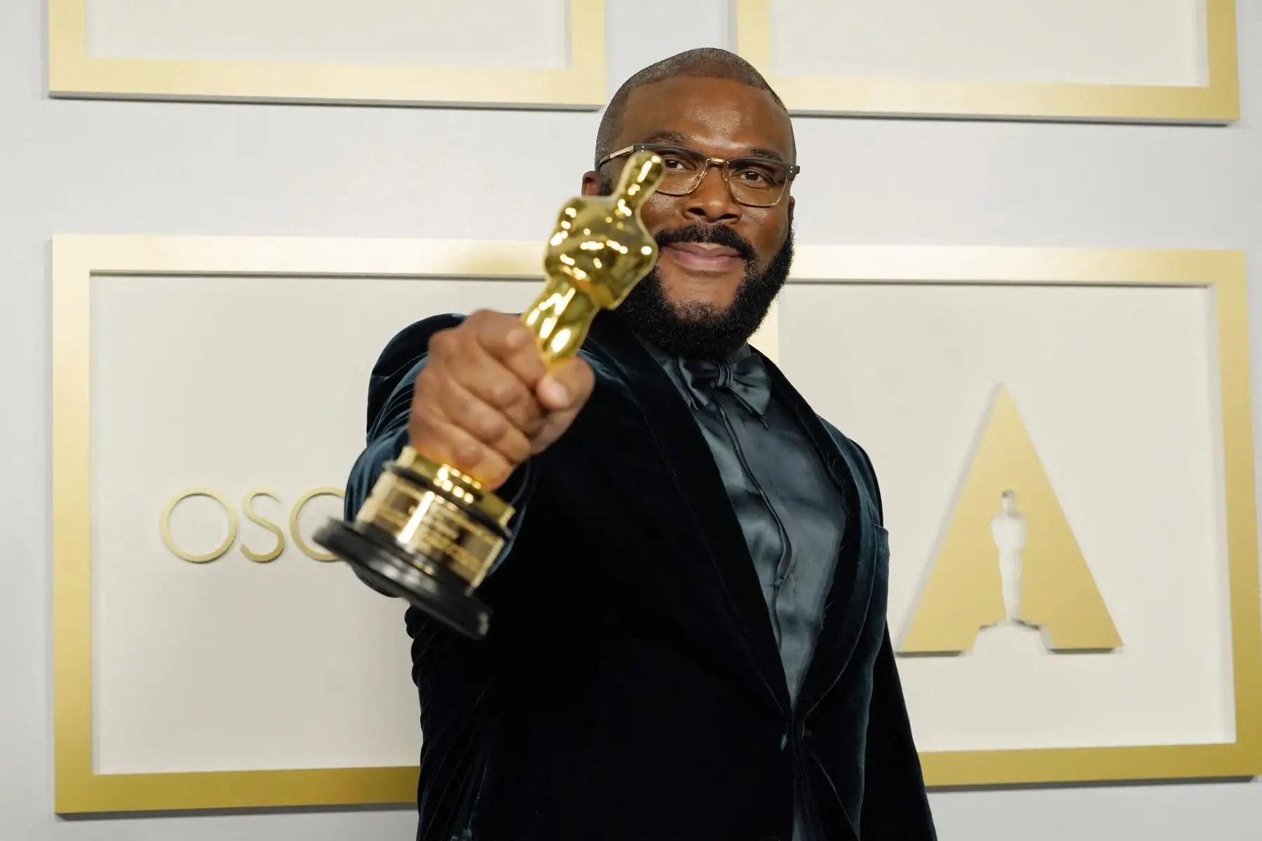Tyler Perry, ganador del Premio Humanitario Jean Hersholt, posa en la sala de prensa durante los Oscar el domingo 25 de abril de 2021 en Union Station en Los Ángeles. Foto: AFP