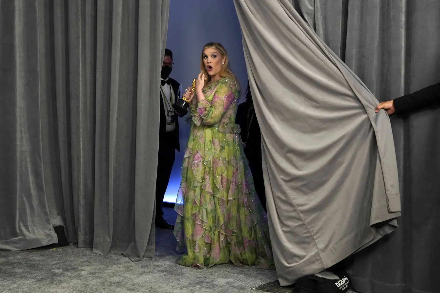 Emerald Fennell, ganadora del premio al mejor guión original por "Promising Young Woman", posa en la sala de prensa de los Oscar el 25 de abril de 2021 en Union Station en Los Ángeles. Foto: AFP